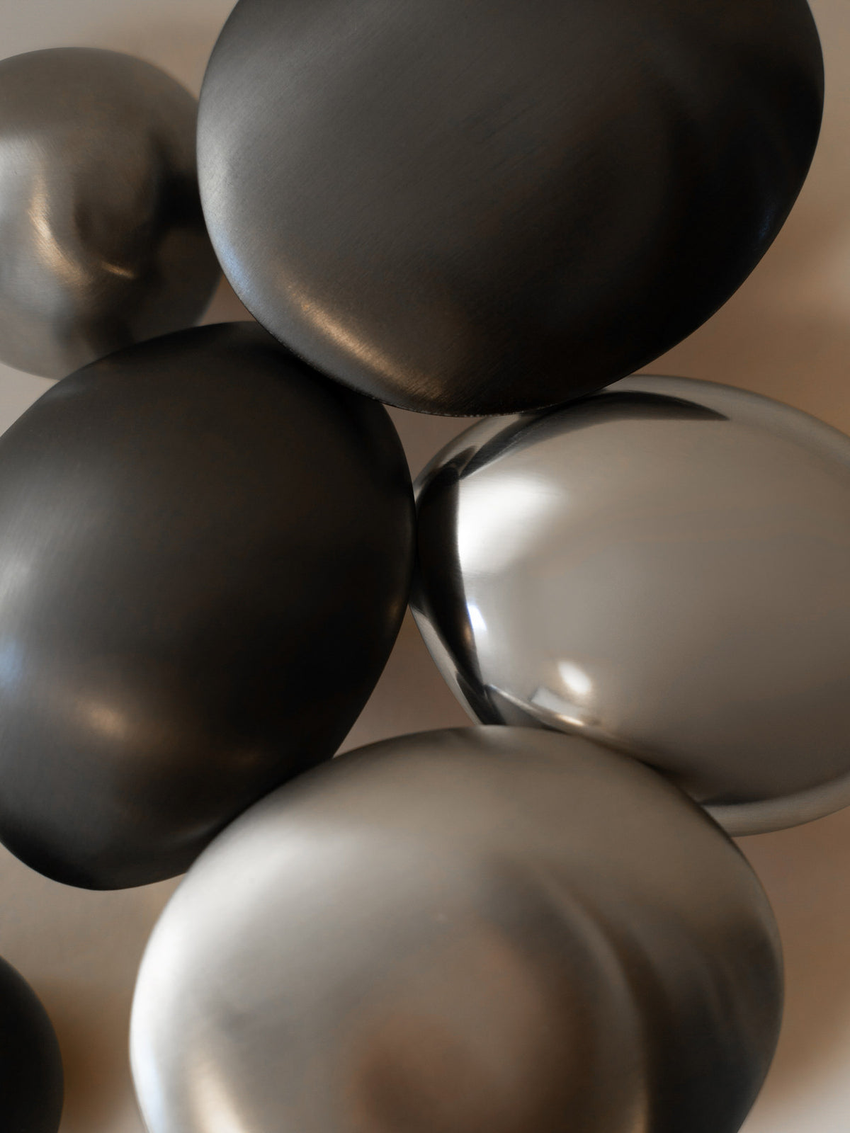 Chanterelle Haken in Black Brass präsentiert im Onlineshop von KAQTU Design AG. Kleiderhaken ist von Ferm Living