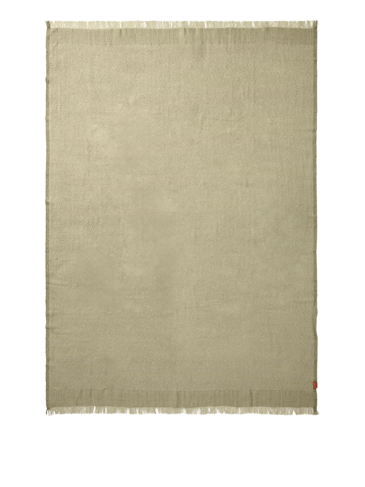 Weaver Throw Decke von Ferm Living, handgewebt aus Baumwolle, Merinowolle und Leinen, Farbe Avocado, mit feinen Fransen am Rand.