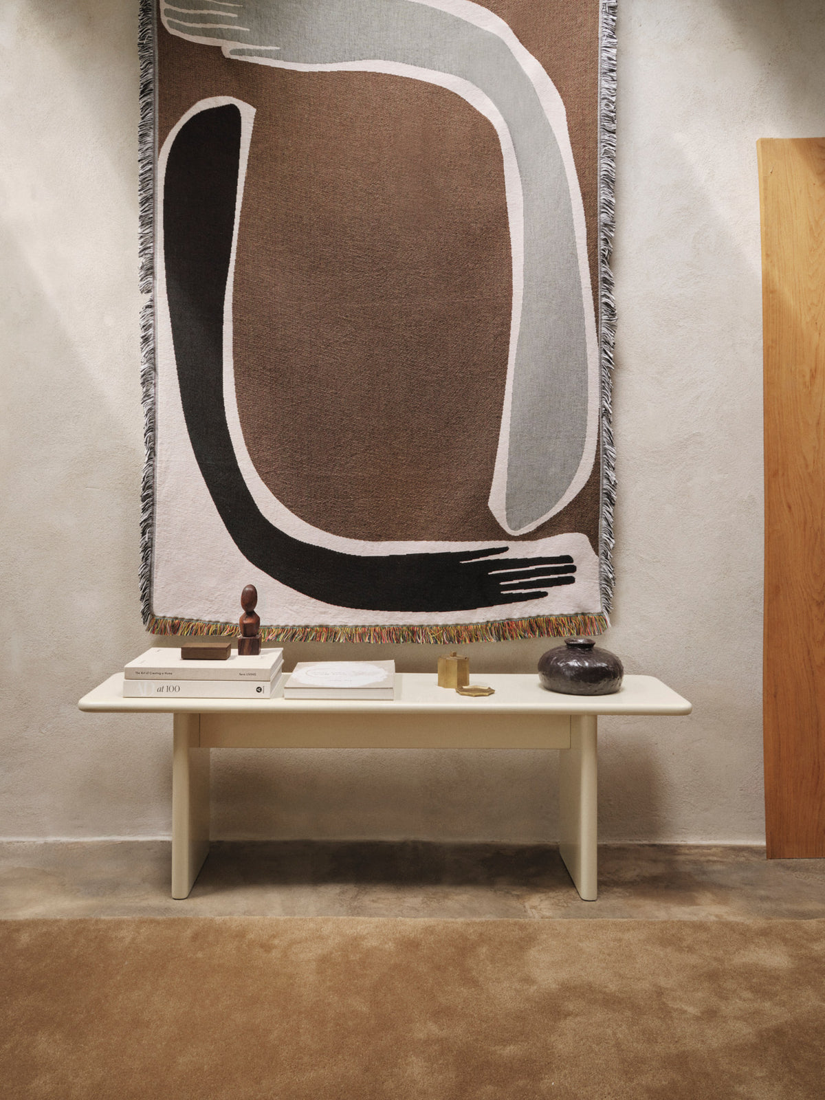 Pose Tapestry Blanket in Coffee präsentiert im Onlineshop von KAQTU Design AG. Wandteppich ist von Ferm Living