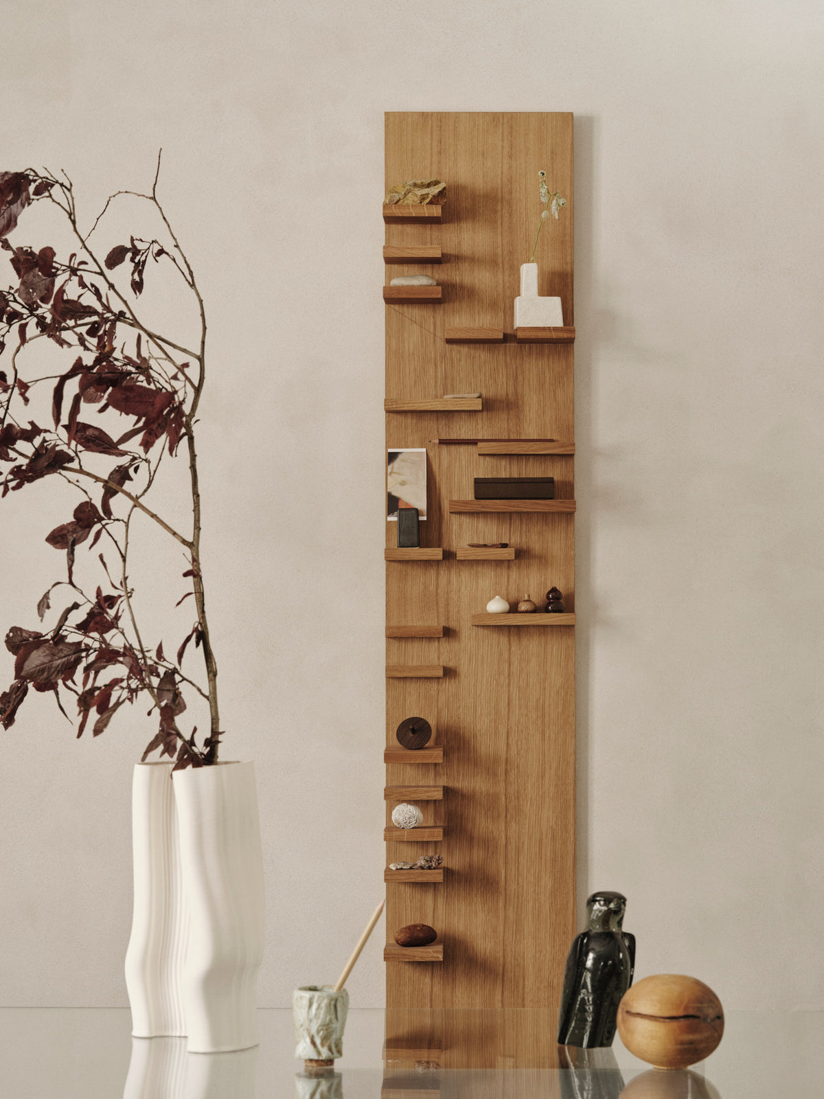 Wandregal Parade 140 cm von Ferm Living in Cashmere, lackiertes FSC-zertifiziertes MDF mit mehreren unterschiedlich tiefen Mini-Regalböden an der Wand montiert.