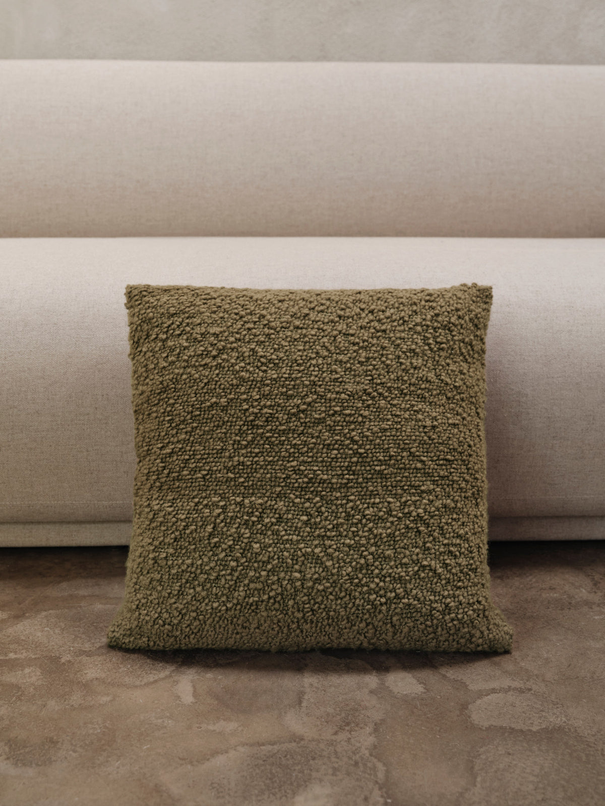 Moor Kissen in Olive präsentiert im Onlineshop von KAQTU Design AG. Deko Kissen ist von Ferm Living