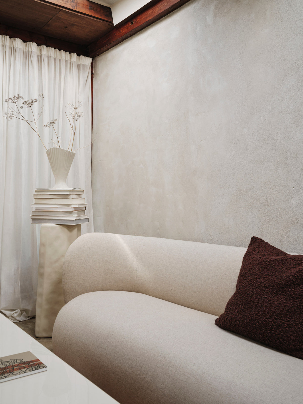 Moor Kissen in Dark Pecan präsentiert im Onlineshop von KAQTU Design AG. Deko Kissen ist von Ferm Living