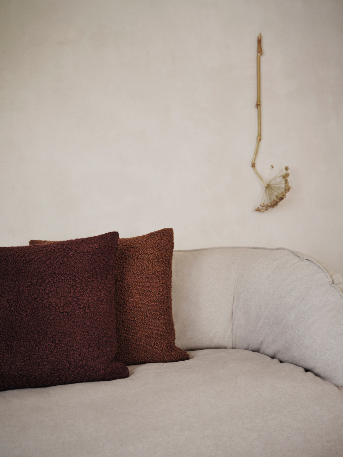 Moor Kissen in Dark Pecan präsentiert im Onlineshop von KAQTU Design AG. Deko Kissen ist von Ferm Living