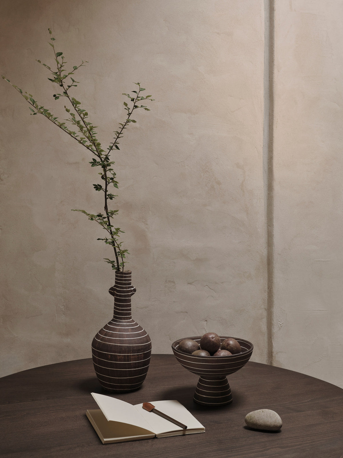 Brura Vase in Coffee/White präsentiert im Onlineshop von KAQTU Design AG. Vase ist von Ferm Living