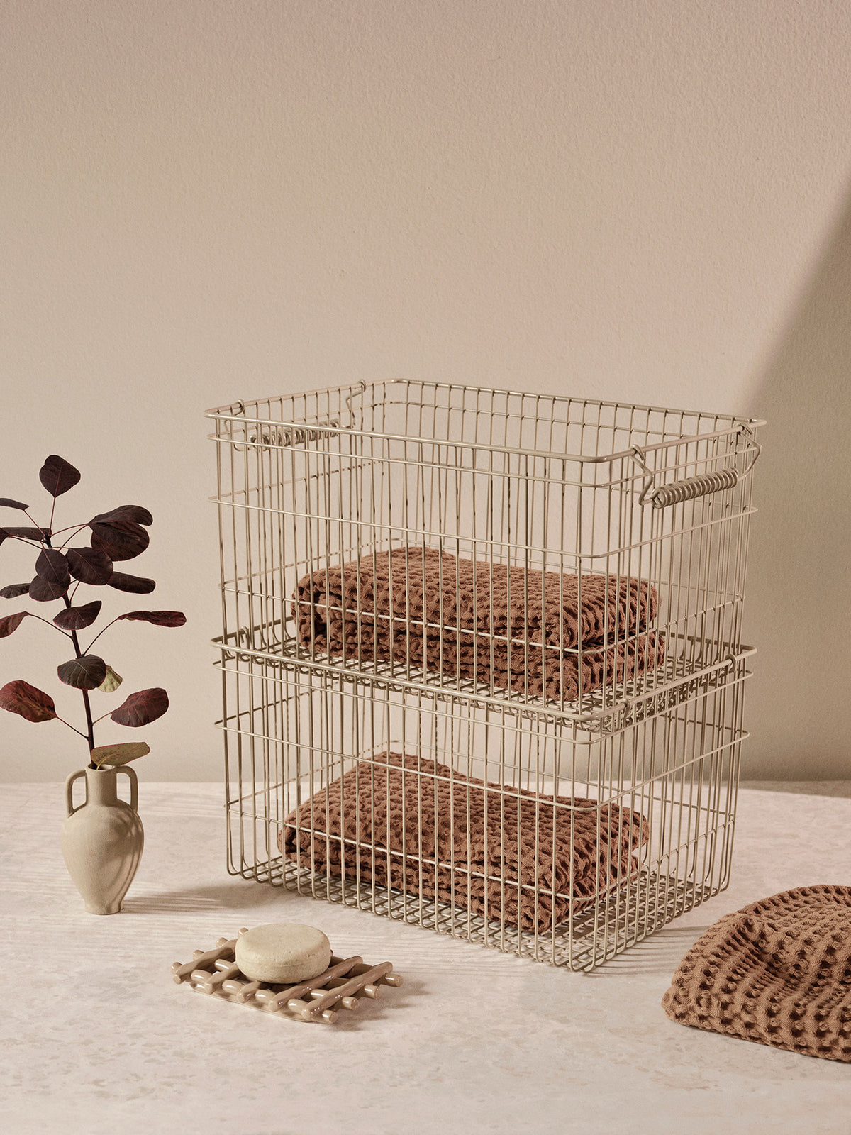 Cala stapelbare Körbe Set of 2 in Cashmere präsentiert im Onlineshop von KAQTU Design AG. Aufbewährungskörbe ist von Ferm Living