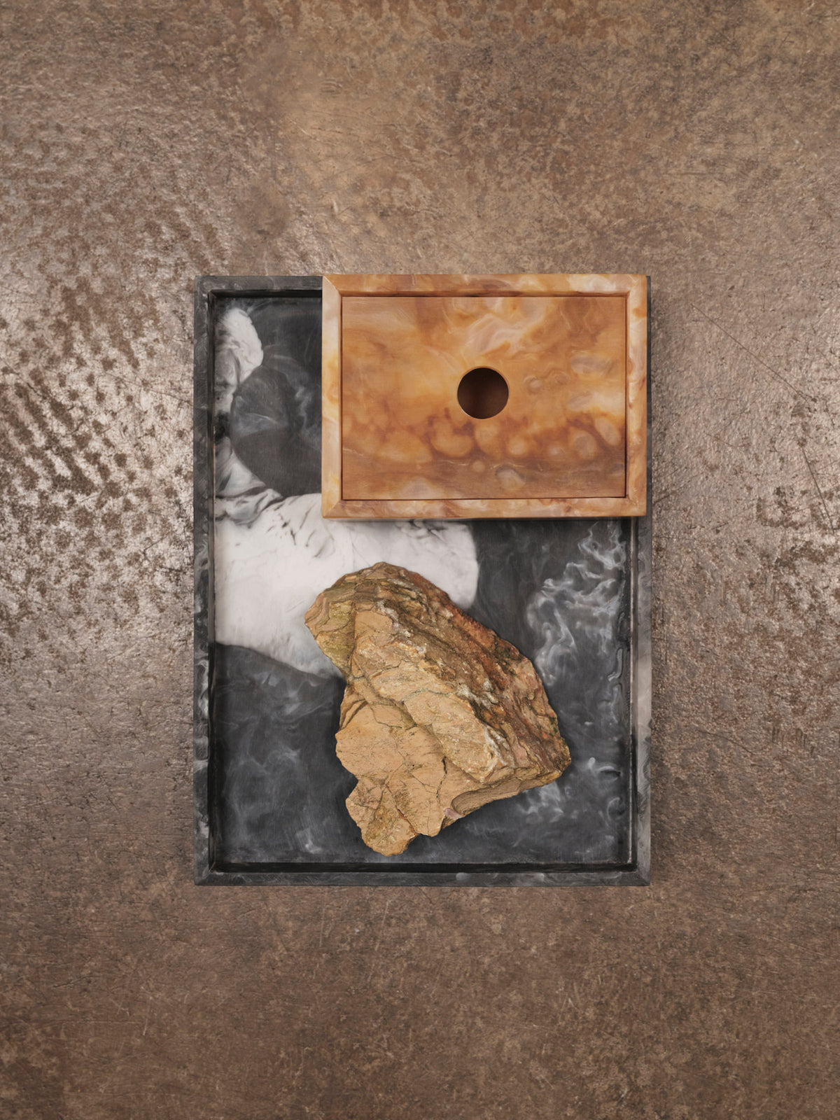 Mist Tray in Charcoal präsentiert im Onlineshop von KAQTU Design AG. Tablett ist von Ferm Living