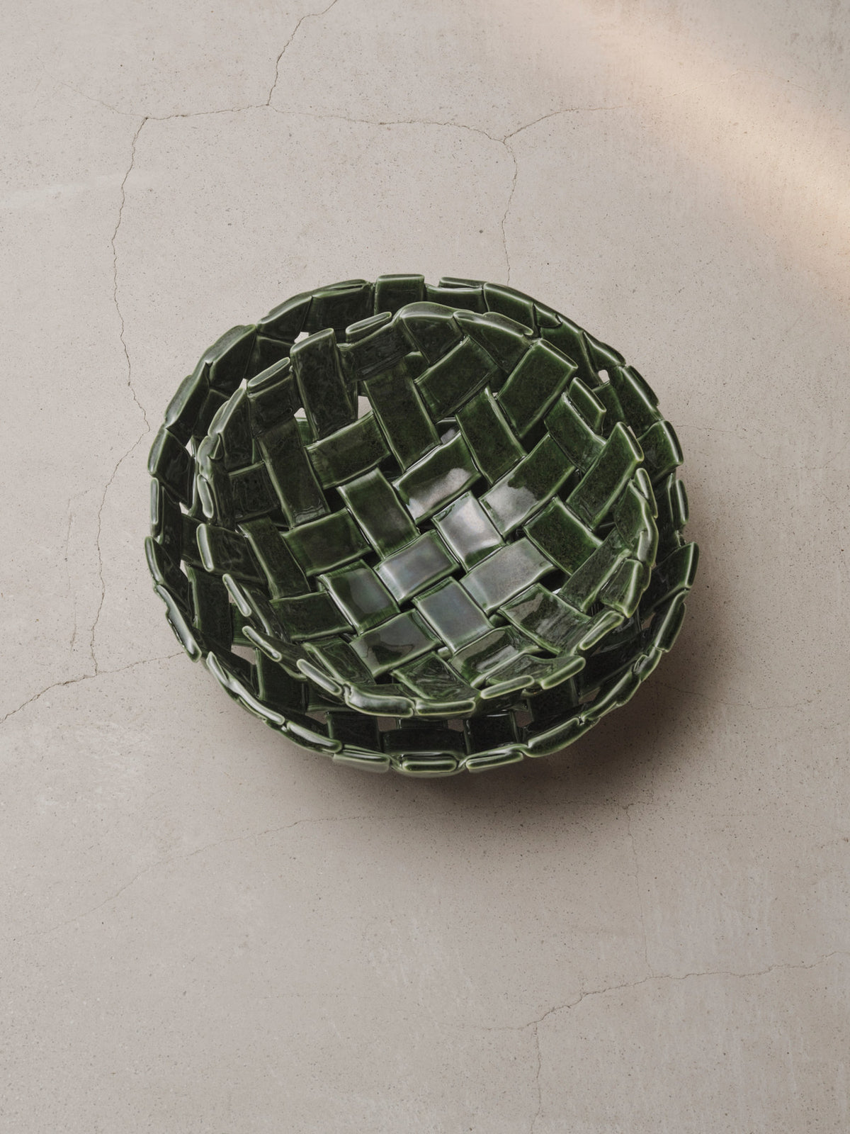 Plait Schale von Ferm Living aus glasierter Keramik in Offwhite mit handgeformter Flechtstruktur, rund, 30 x 30 x 10 cm.