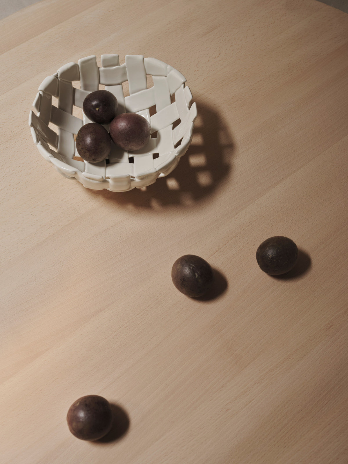 Plait Schale von Ferm Living aus glasierter Keramik in Offwhite mit handgeformter Flechtstruktur, rund, 30 x 30 x 10 cm.