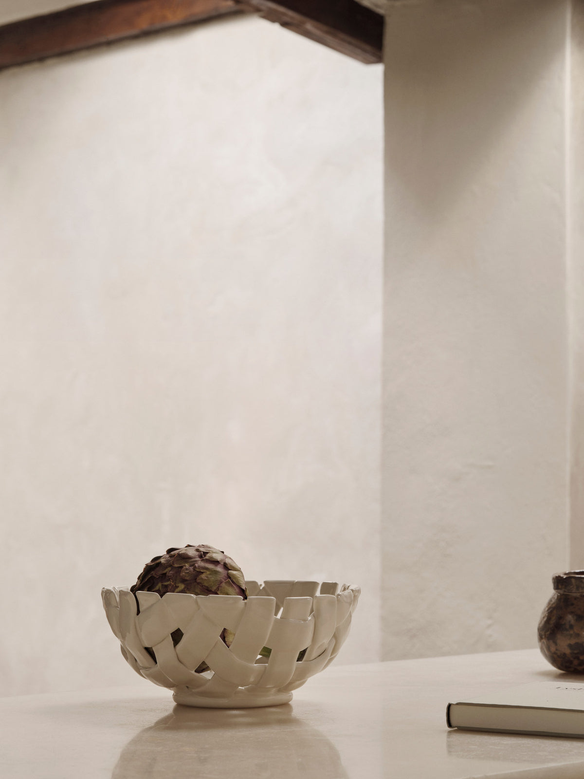 Plait Schale von Ferm Living aus glasierter Keramik in Offwhite mit handgeformter Flechtstruktur, rund, 30 x 30 x 10 cm.