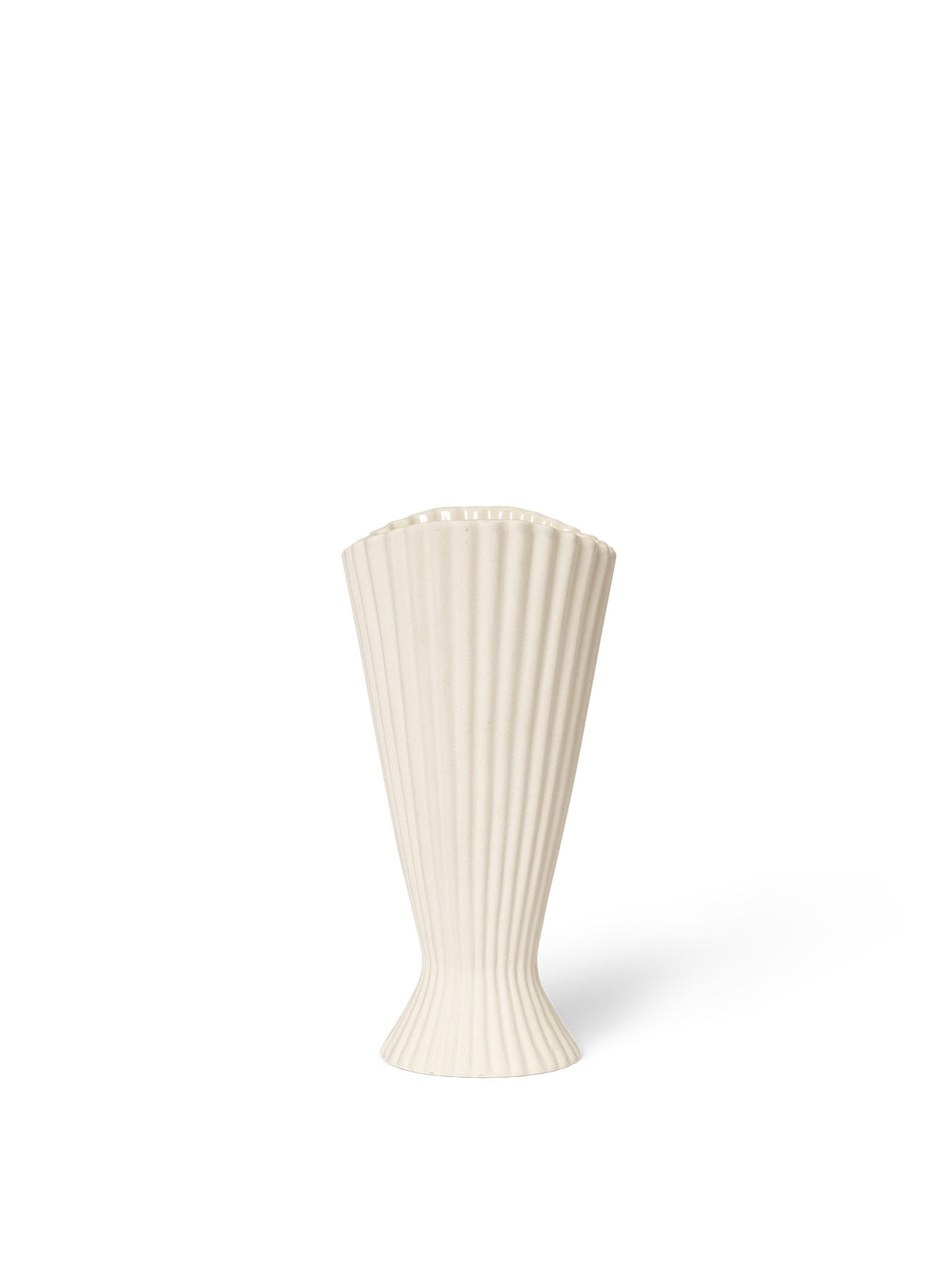 Fountain Vase von Ferm Living aus Steingut in Off-White, aussen matt und unglasiert, innen glasiert, mit gefältelter, geschwungener Form.