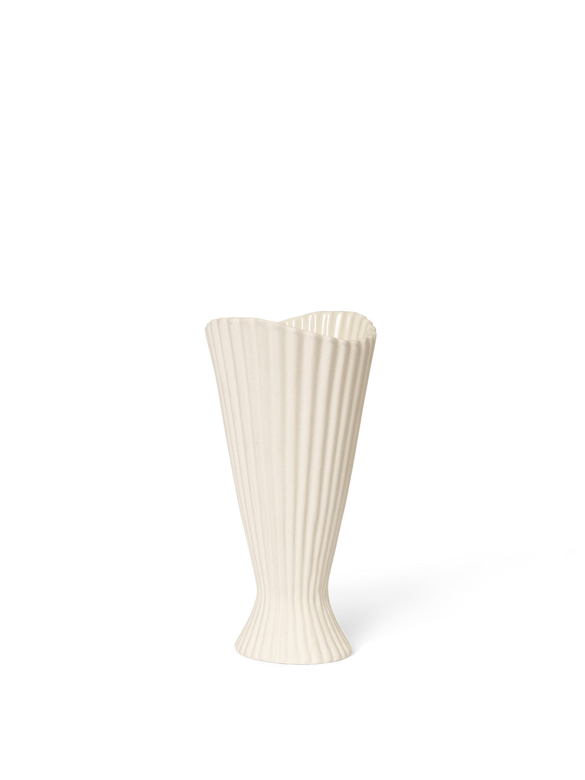 Fountain Vase von Ferm Living aus Steingut in Off-White, aussen matt und unglasiert, innen glasiert, mit gefältelter, geschwungener Form.
