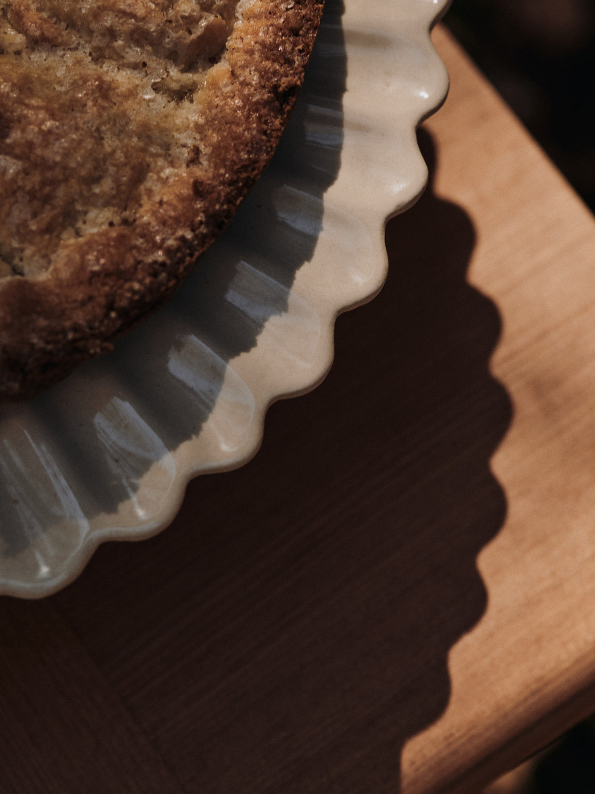 Fountain Cake Stand in Offwhite präsentiert im Onlineshop von KAQTU Design AG. Tortenplatte ist von Ferm Living