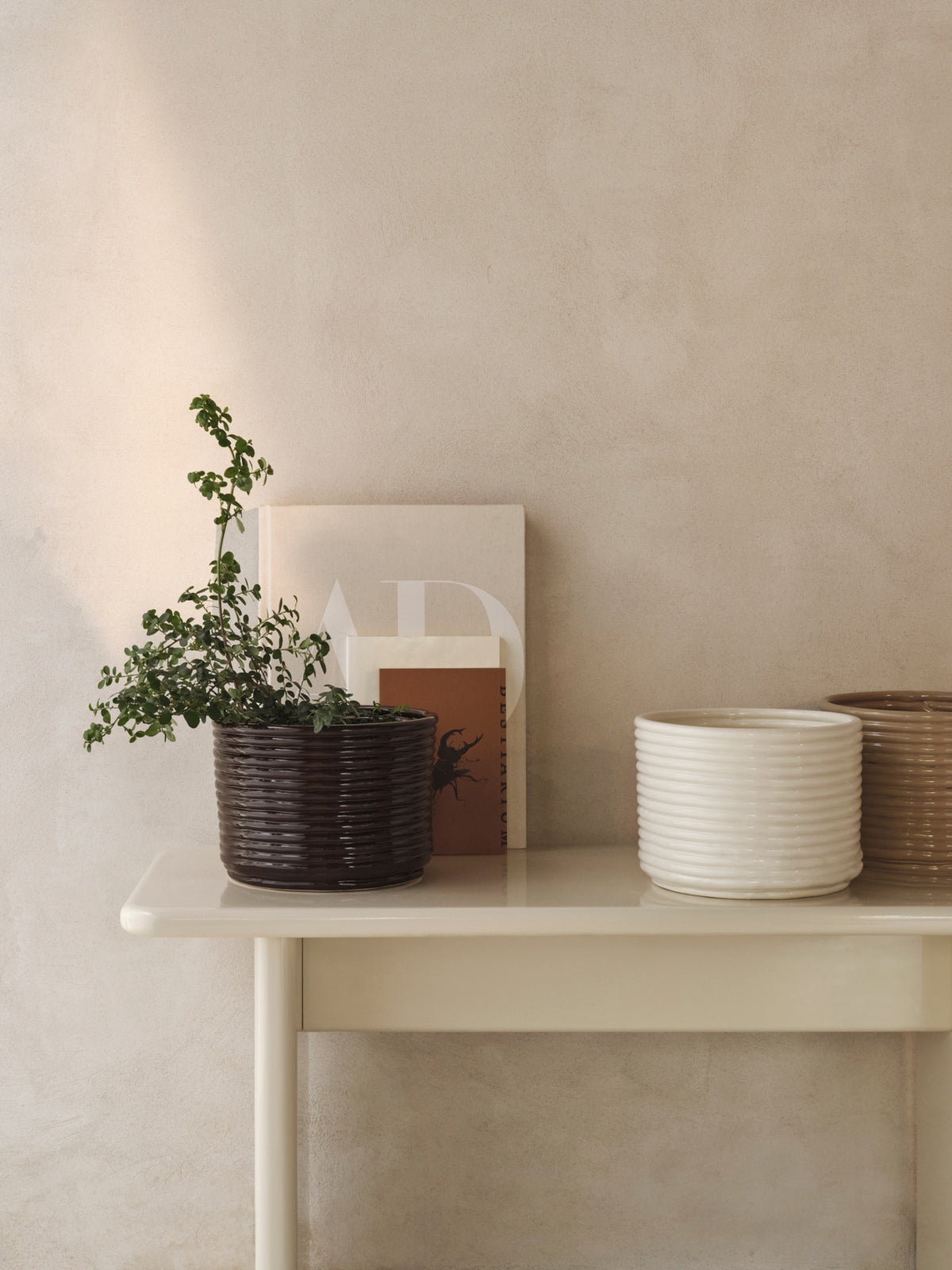 Corduroy Pot in Offwhite präsentiert im Onlineshop von KAQTU Design AG. Pflanzentopf ist von Ferm Living