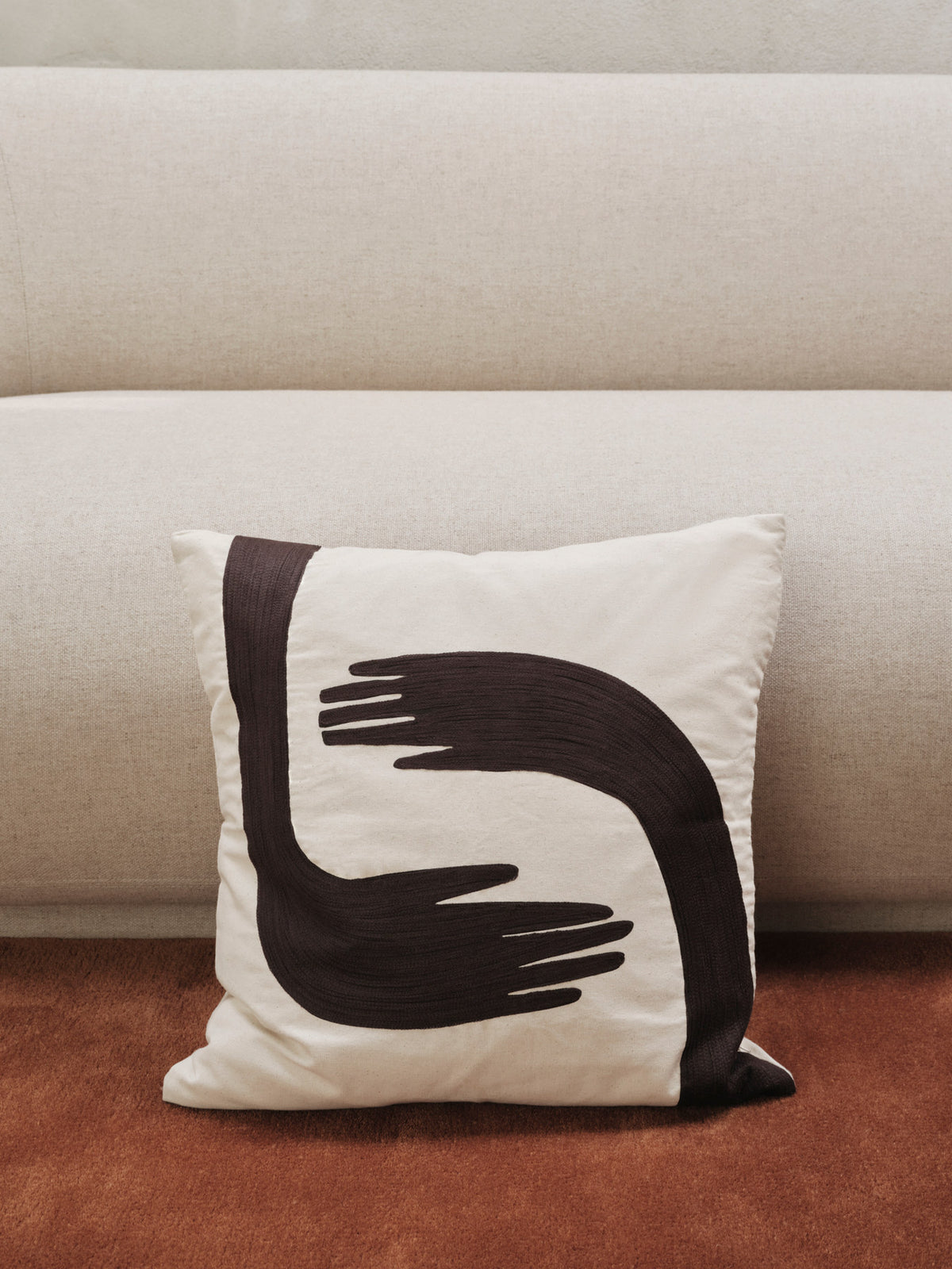 Pose Kissen in Coffee/Undyed präsentiert im Onlineshop von KAQTU Design AG. Deko Kissen ist von Ferm Living