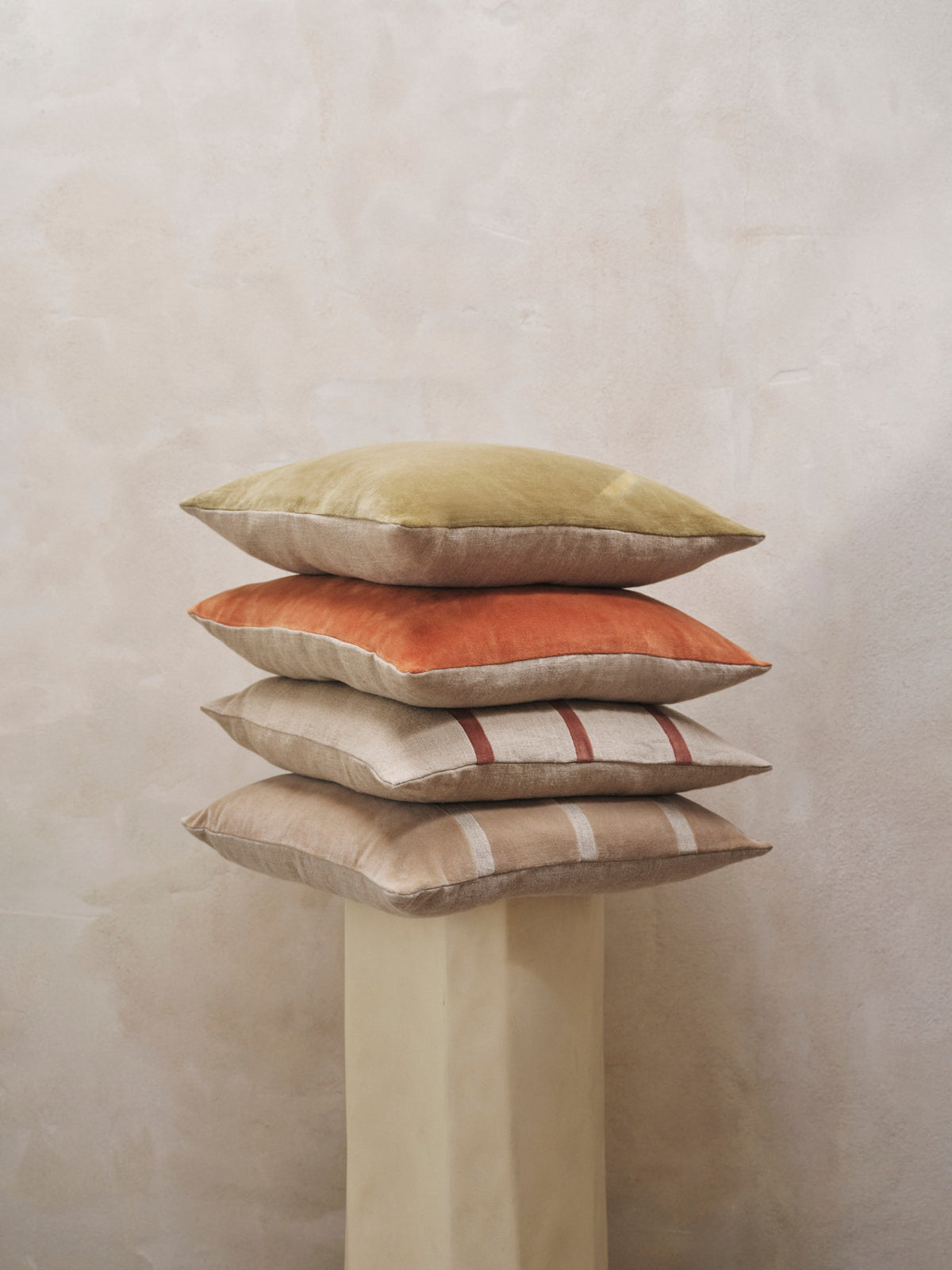 Senti Stripe Kissen in Dark Sand/Linen präsentiert im Onlineshop von KAQTU Design AG. Deko Kissen ist von Ferm Living