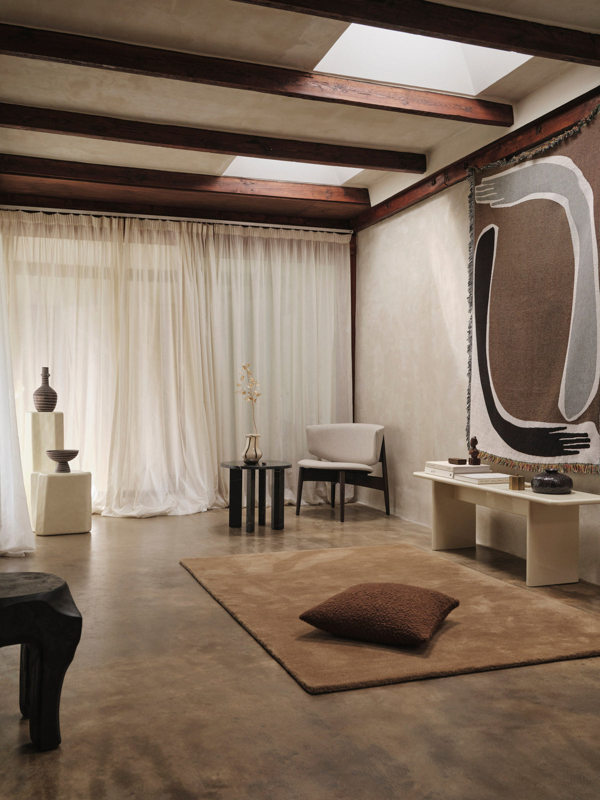 Rechteckiger Stille Tufted-Teppich von Ferm Living in Dunkel Pecan, Vorderseite aus getufteter Wolle, Rückseite aus Baumwolle.