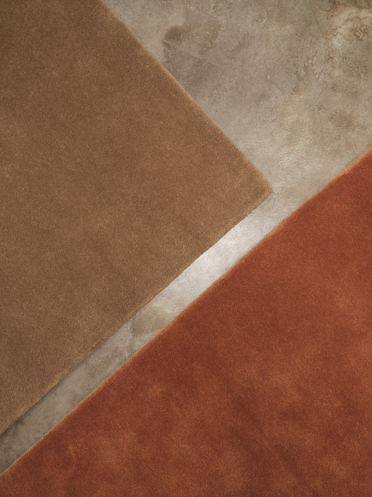 Rechteckiger Stille Tufted-Teppich von Ferm Living in Dunkel Pecan, Vorderseite aus getufteter Wolle, Rückseite aus Baumwolle.