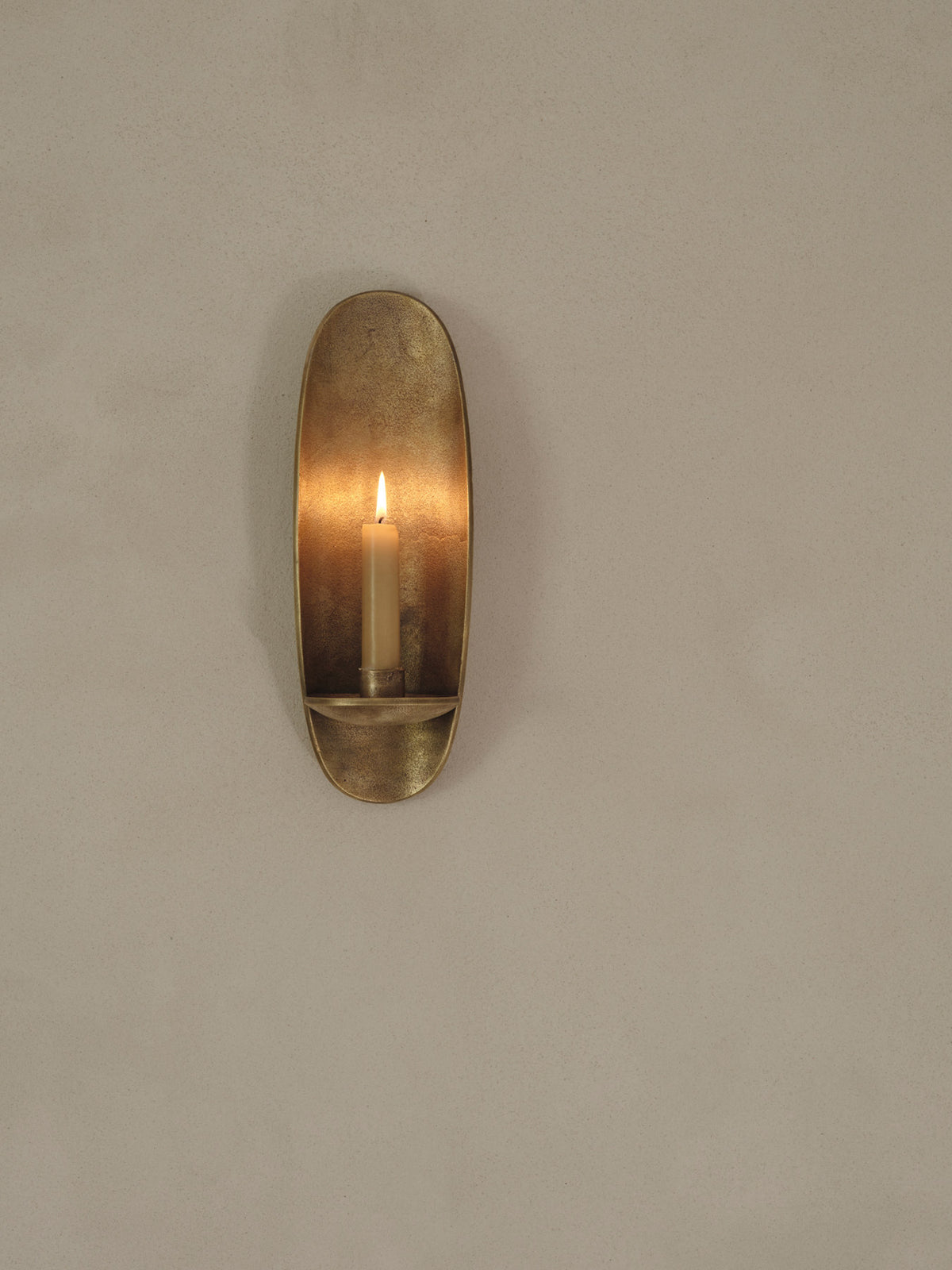 Agapé Wall Kerzenhalter in Brass finish präsentiert im Onlineshop von KAQTU Design AG. Kerzenständer ist von Ferm Living