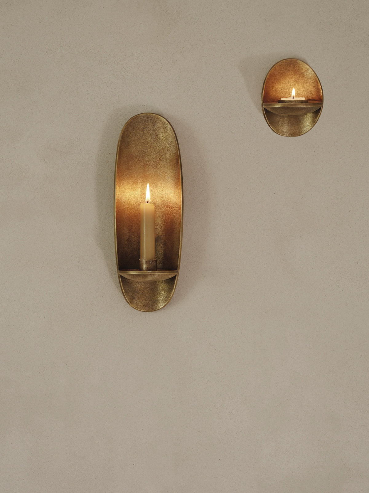 Agapé Wall Tealight Holder in Brass finish präsentiert im Onlineshop von KAQTU Design AG. Teelichthalter ist von Ferm Living