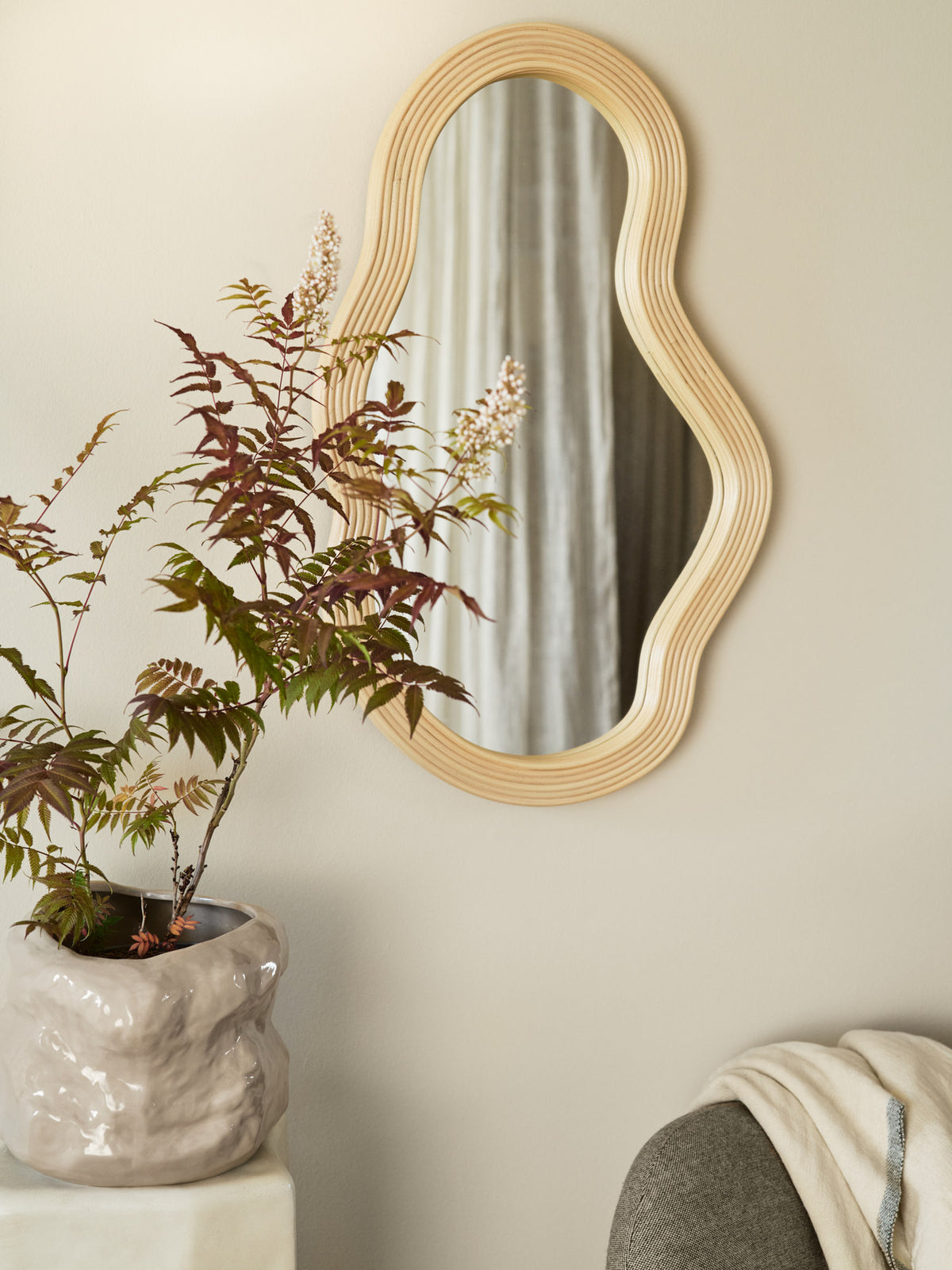 Pond Mirror Medium in Rattan präsentiert im Onlineshop von KAQTU Design AG. Wandspiegel ist von Ferm Living