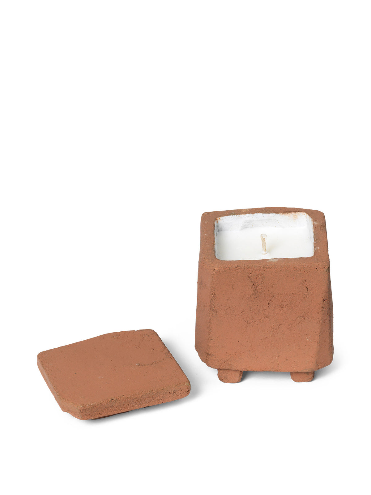 Kurinu Scented Kerze in Terracotta präsentiert im Onlineshop von KAQTU Design AG. Kerzen ist von Ferm Living