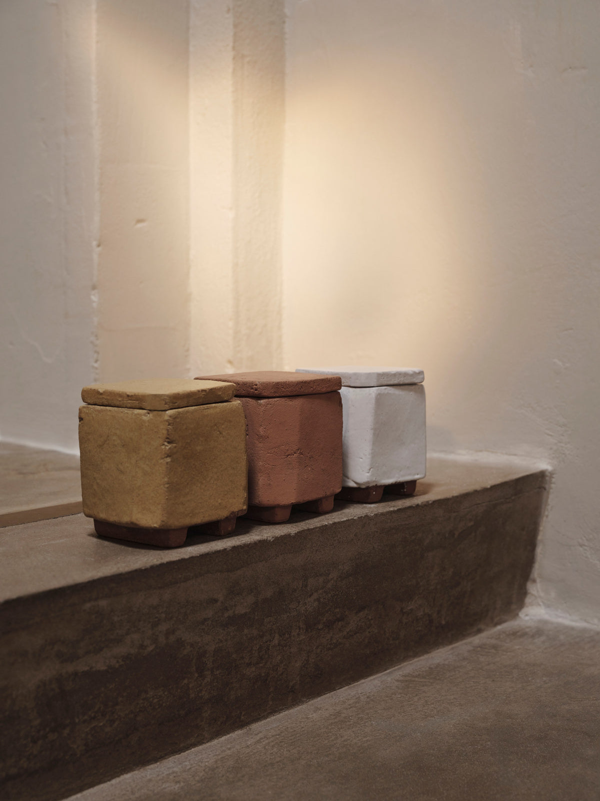 Kurinu Scented Kerze in White präsentiert im Onlineshop von KAQTU Design AG. Kerzen ist von Ferm Living