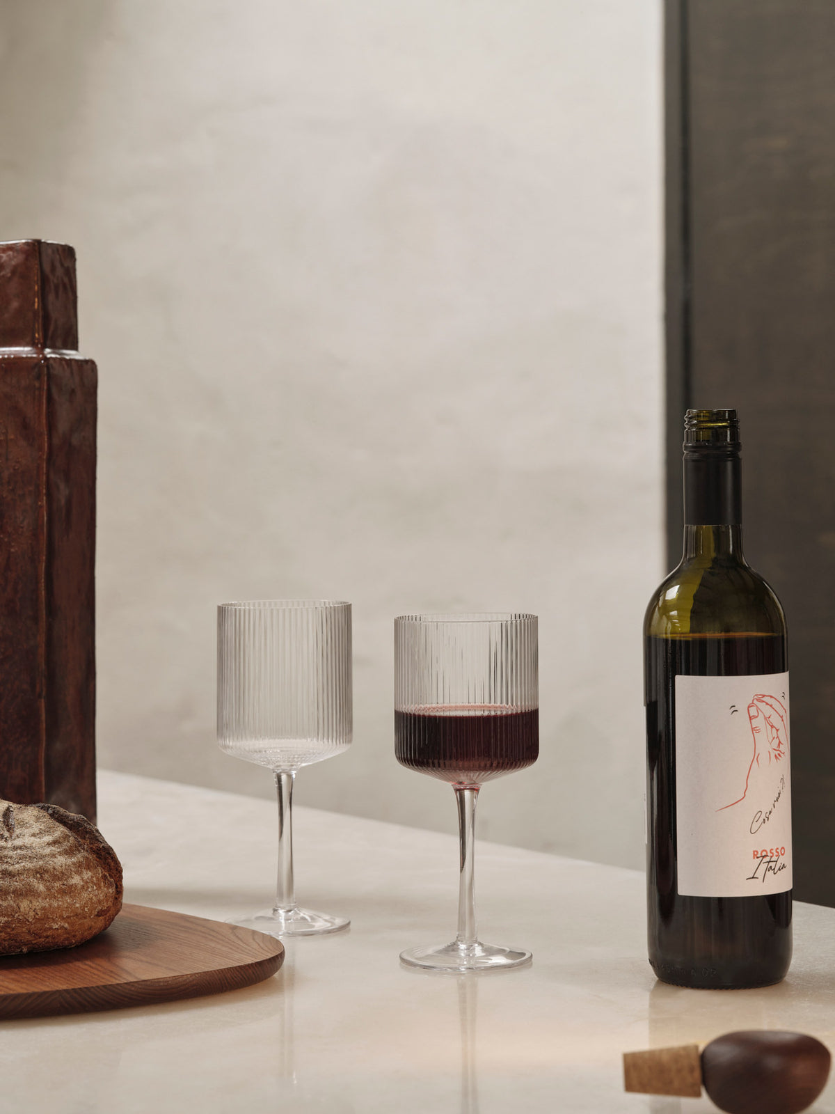 Ripple Rotwein Gläser Set of 2 in Clear präsentiert im Onlineshop von KAQTU Design AG. Rotweingläser ist von Ferm Living