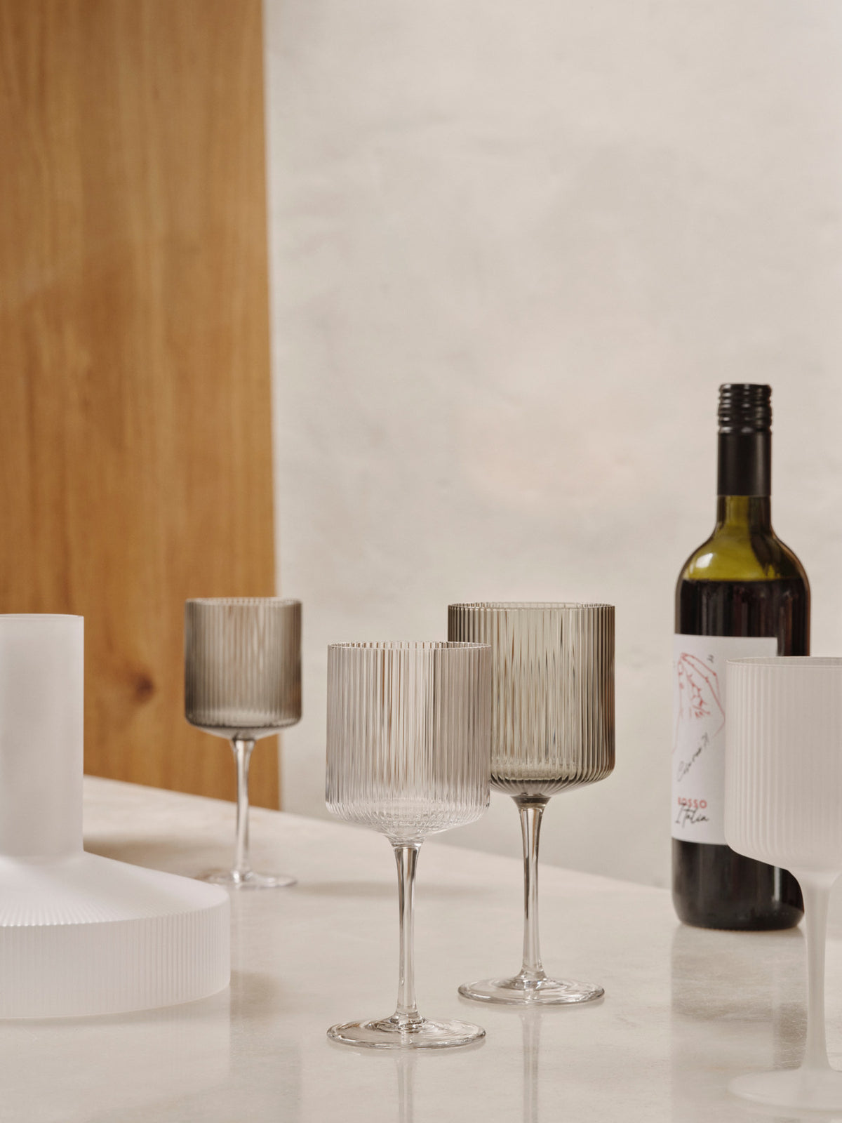 Ripple Rotwein Gläser Set of 2 in Smoked Grey präsentiert im Onlineshop von KAQTU Design AG. Rotweingläser ist von Ferm Living
