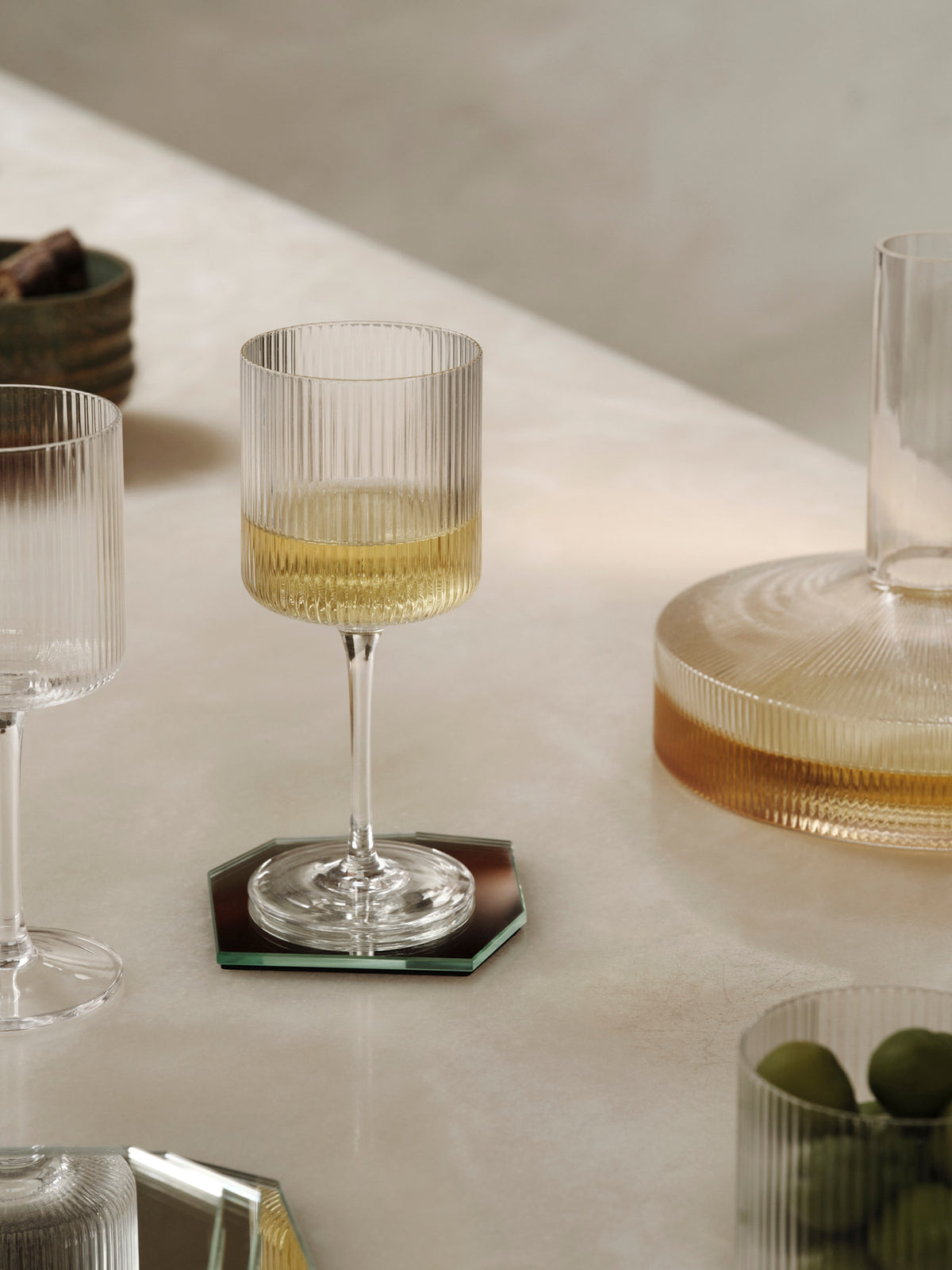 Ripple Weisswein Gläser Set of 2 in Clear präsentiert im Onlineshop von KAQTU Design AG. Weissweingläser ist von Ferm Living