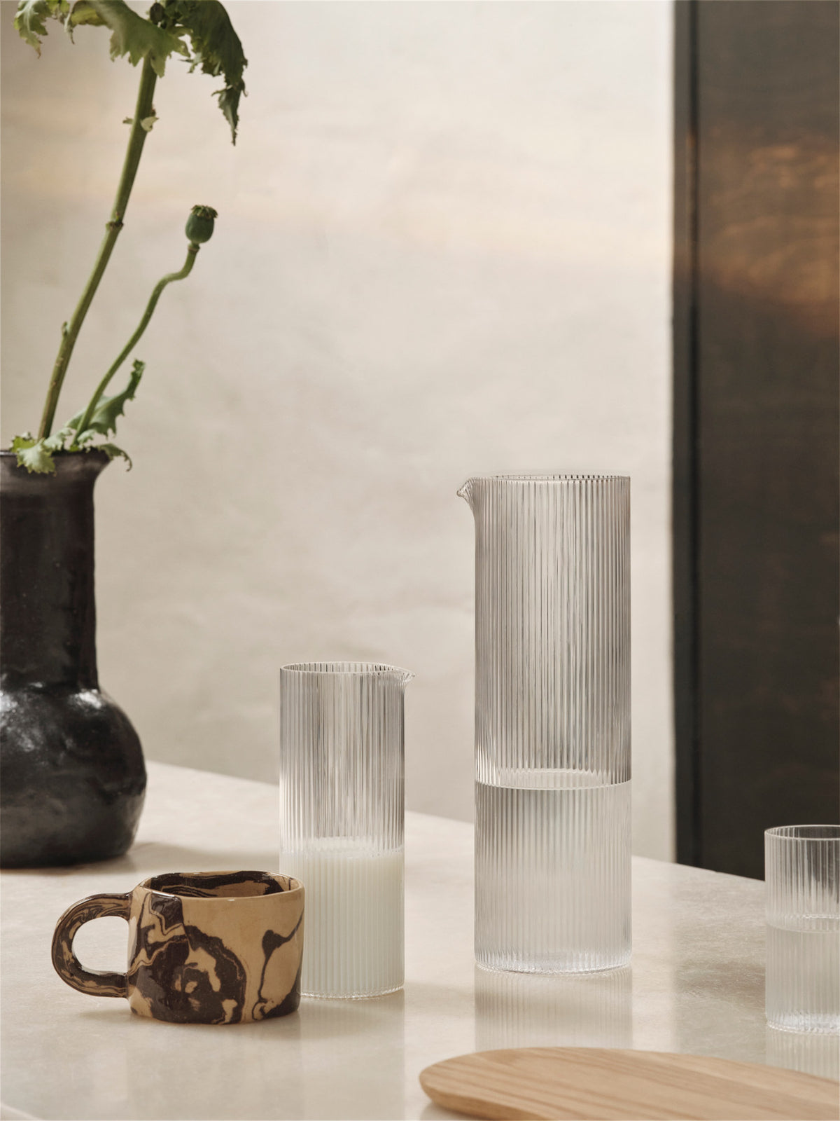 Ripple Water Jug in Clear präsentiert im Onlineshop von KAQTU Design AG. Kanne ist von Ferm Living