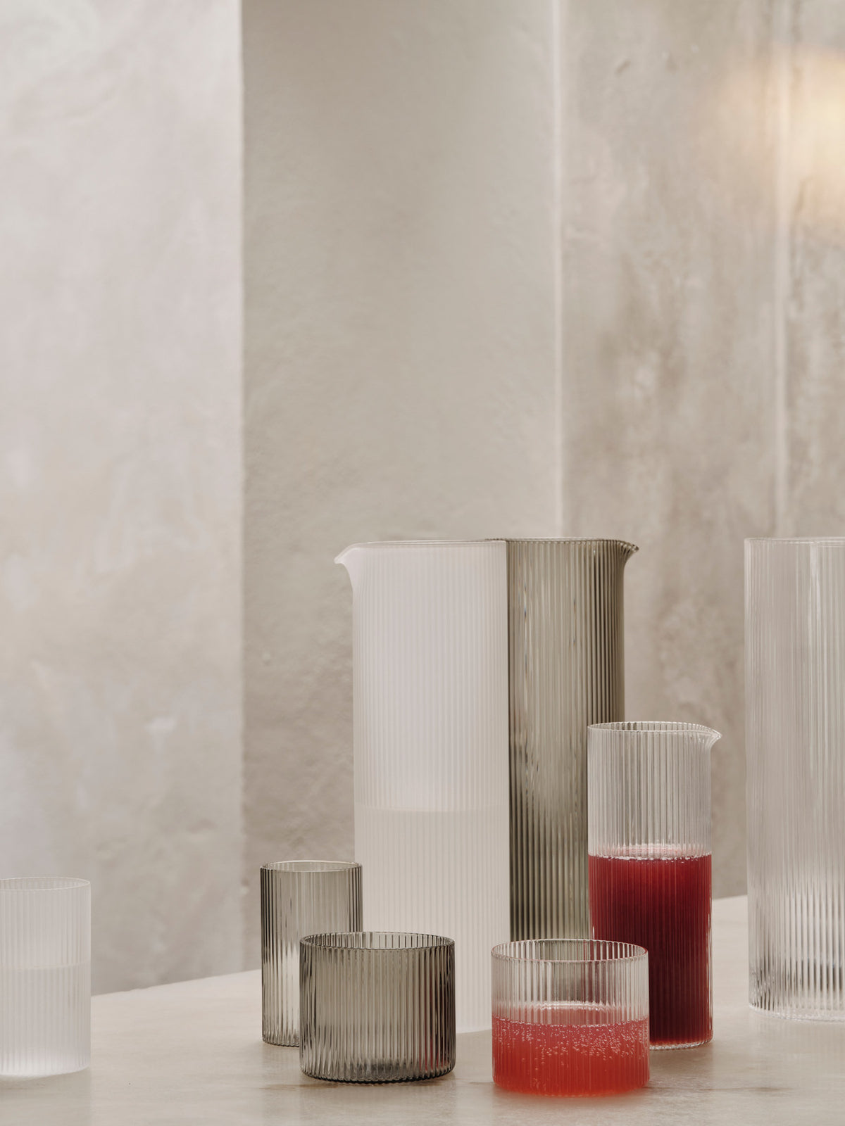 Ripple Water Jug in Smoked Grey präsentiert im Onlineshop von KAQTU Design AG. Kanne ist von Ferm Living