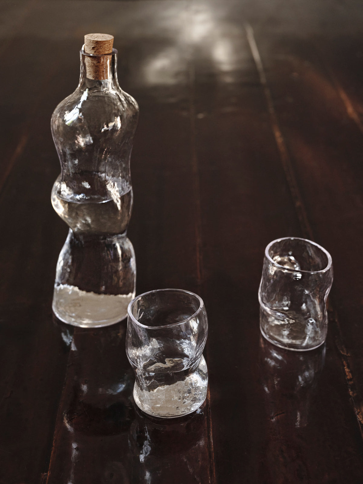 Dimple Bottle in Clear präsentiert im Onlineshop von KAQTU Design AG. Flasche ist von Ferm Living