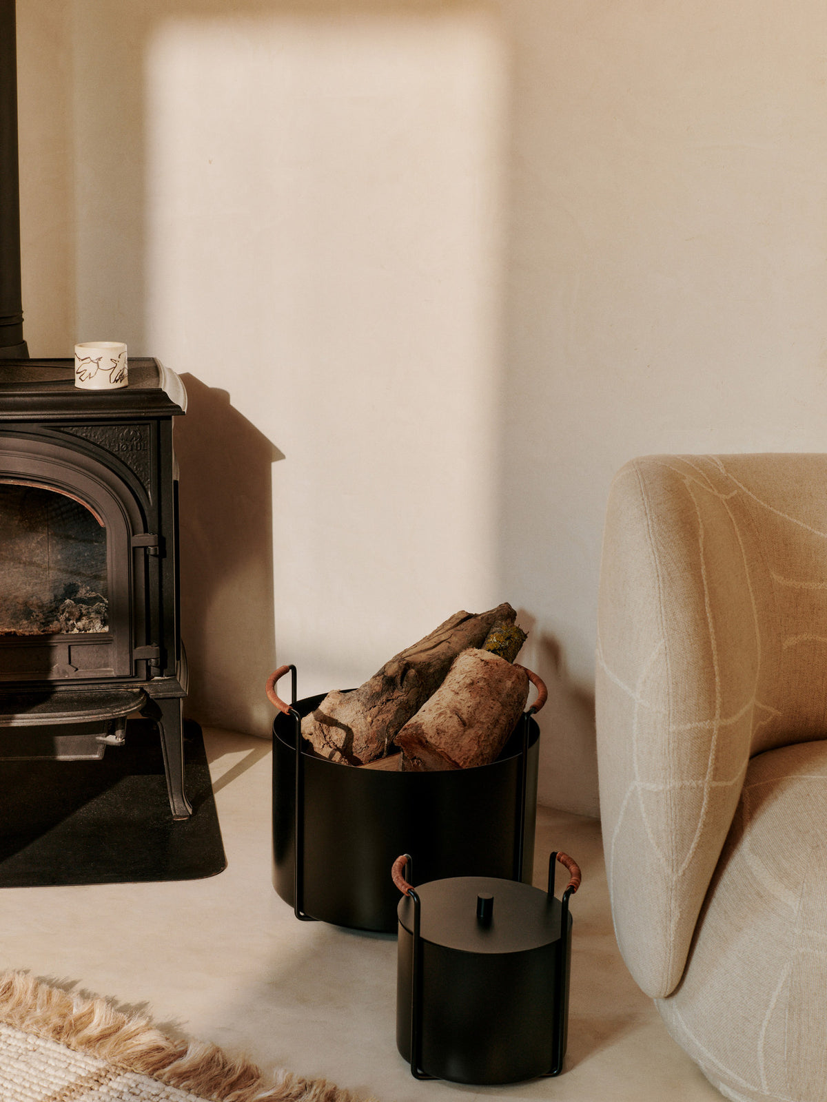 Port Firewood Bucket in Black präsentiert im Onlineshop von KAQTU Design AG. Haushaltshilfen ist von Ferm Living