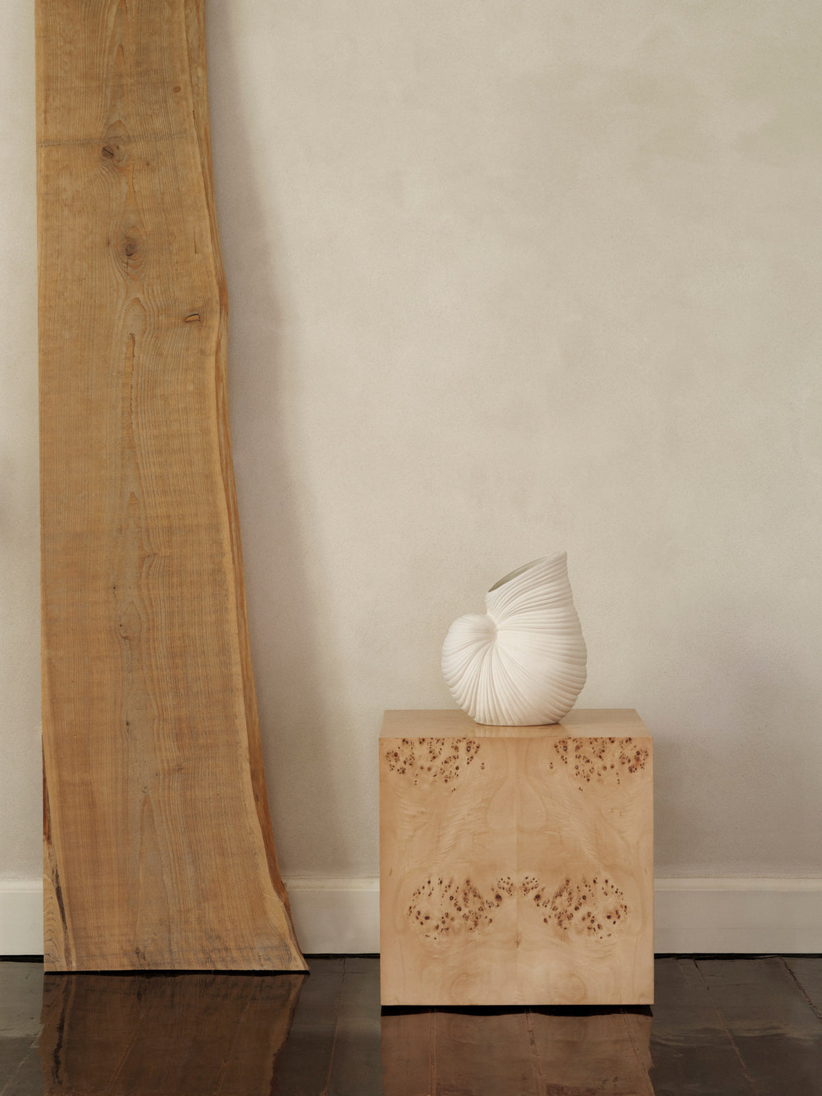 Burl Cube Beistelltisch in Natural präsentiert im Onlineshop von KAQTU Design AG. Beistelltisch ist von Ferm Living