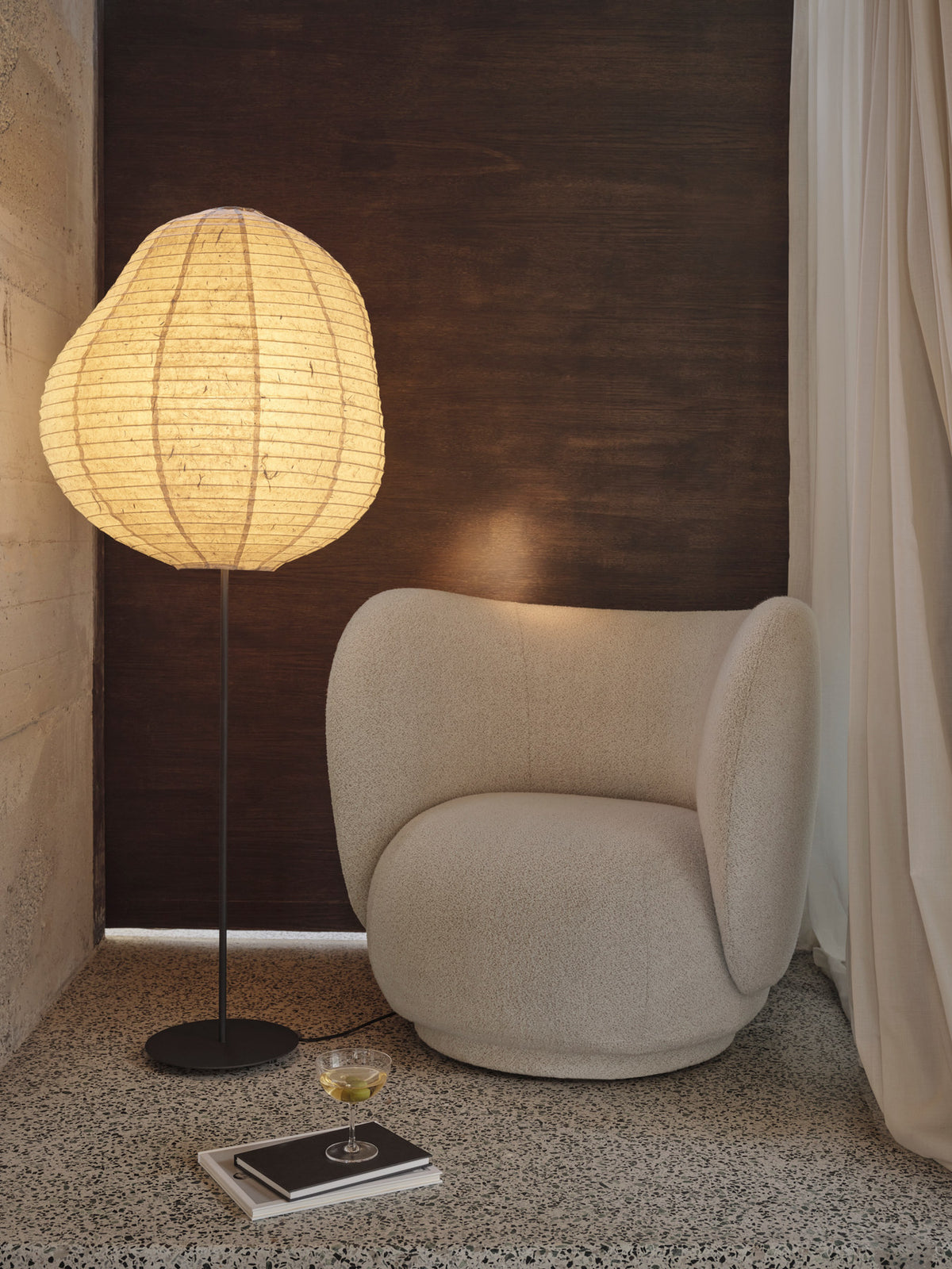 Kurbis Stehleuchte Tall in Natural/Black präsentiert im Onlineshop von KAQTU Design AG. Stehleuchte ist von Ferm Living