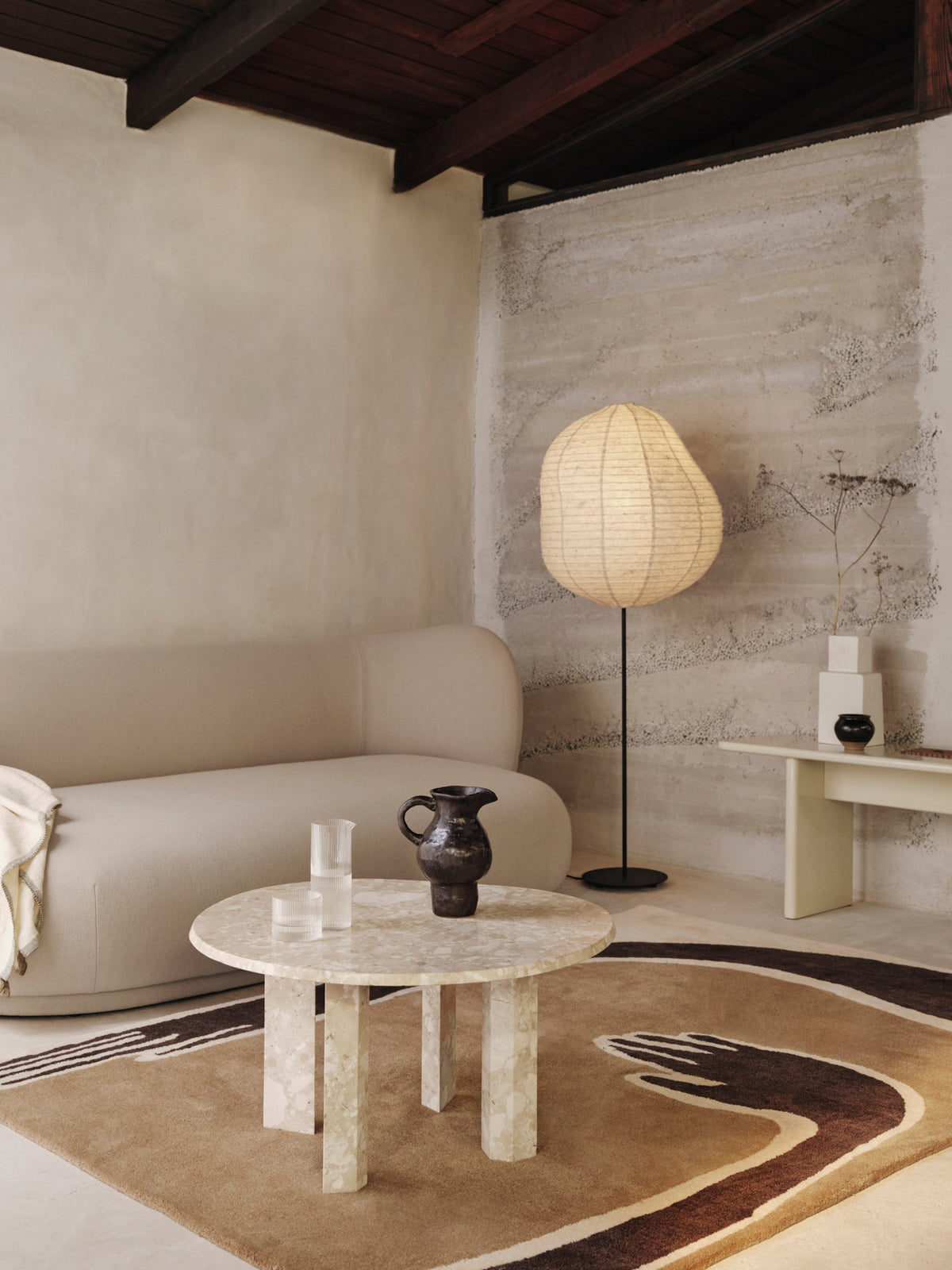 Kurbis Stehleuchte Tall in Natural/Black präsentiert im Onlineshop von KAQTU Design AG. Stehleuchte ist von Ferm Living