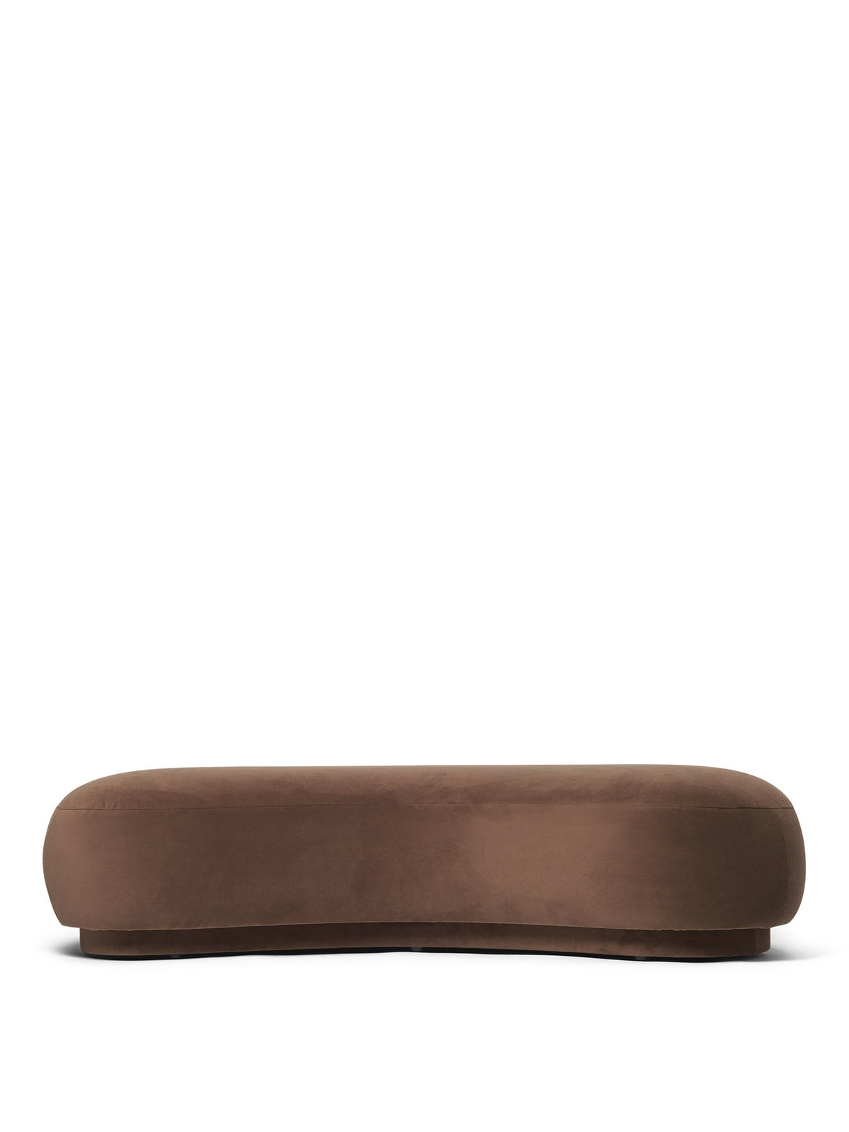 Niedriger, langgestreckter Polsterhocker Rico Lounger mit Bouclé-Bezug in Offwhite