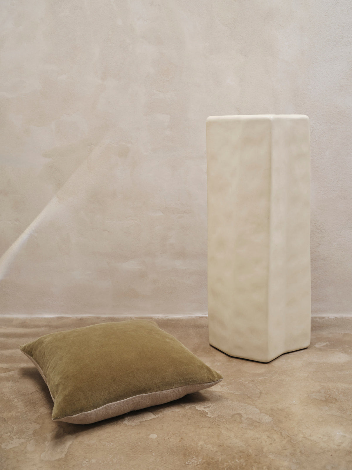 Senti Kissen Cover in Khaki präsentiert im Onlineshop von KAQTU Design AG. Deko Kissenbezug ist von Ferm Living