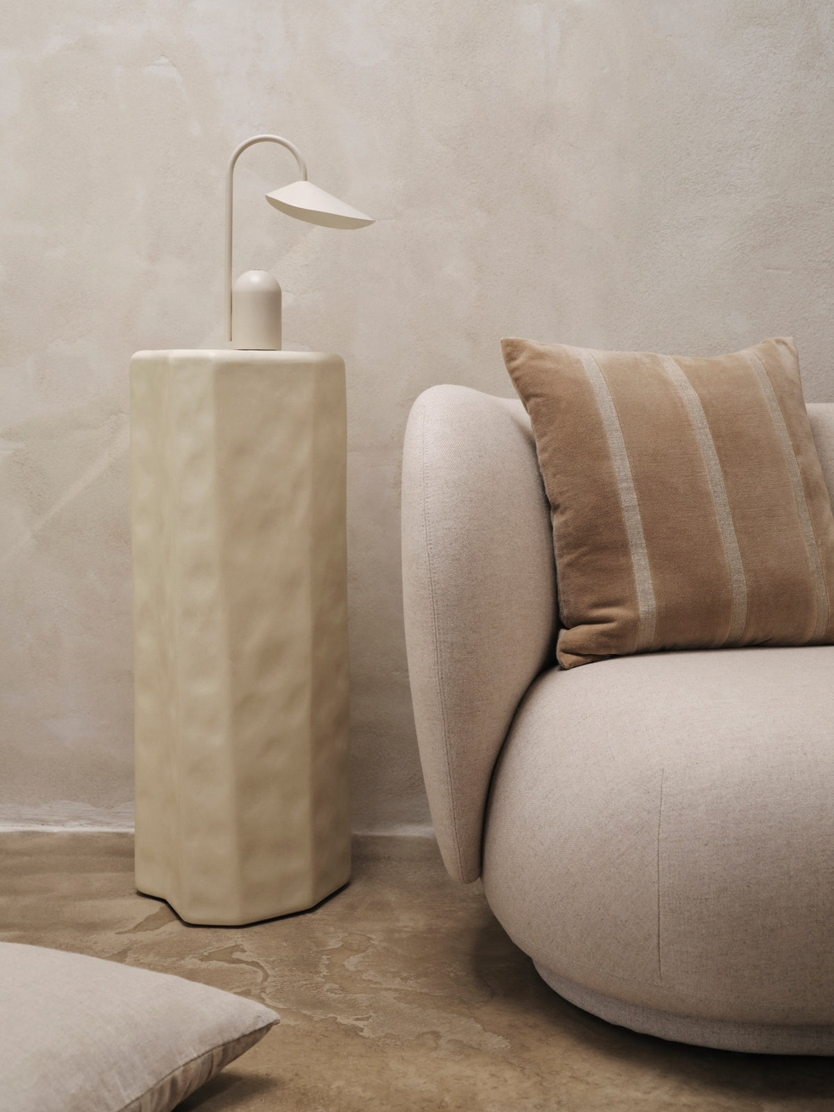 Senti Stripe Kissen Cover in Dark Sand/Linen präsentiert im Onlineshop von KAQTU Design AG. Deko Kissenbezug ist von Ferm Living