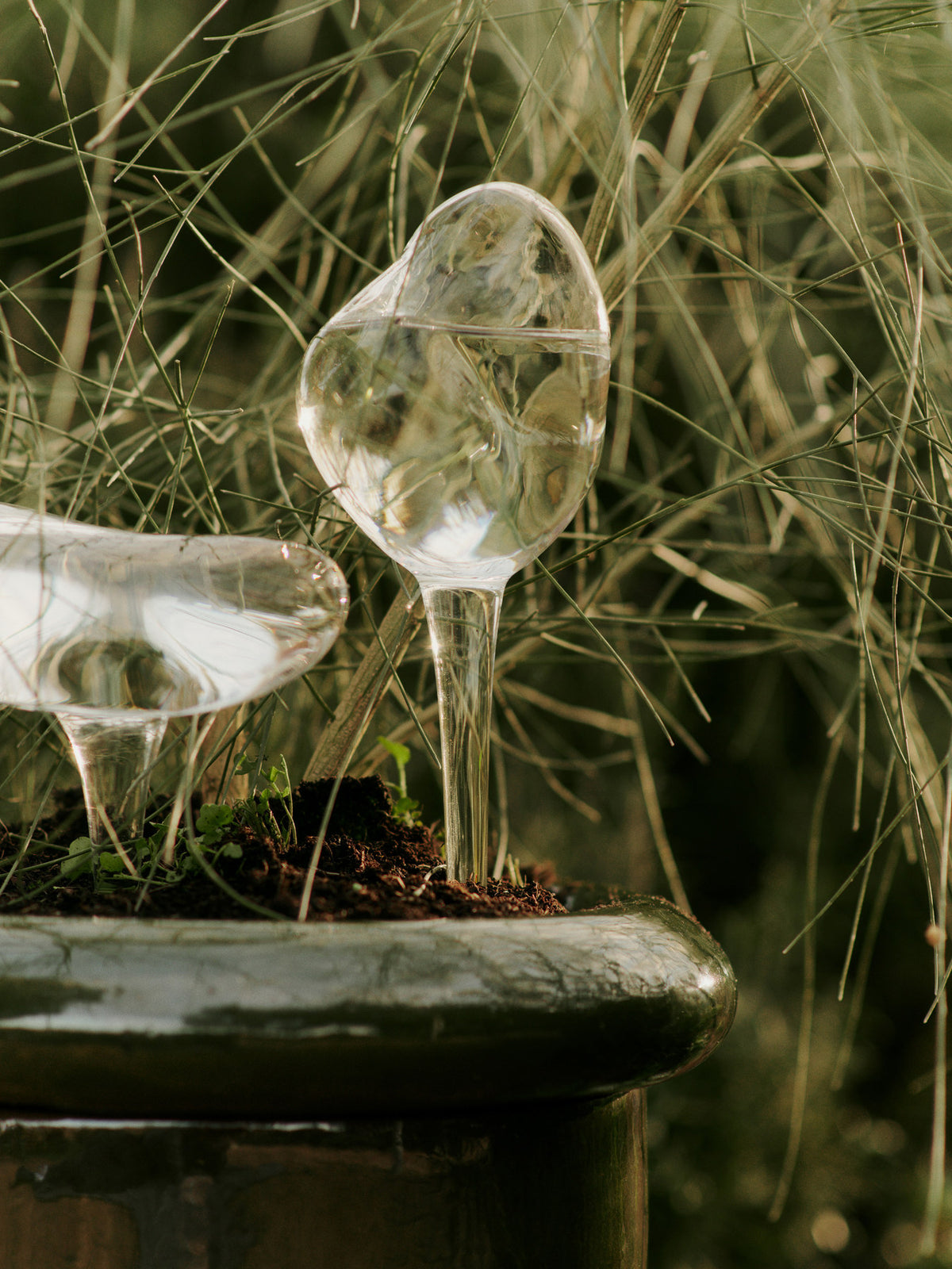 Mecury Wasserkugeln Set aus 2 in Klar präsentiert im Onlineshop von KAQTU Design AG. Pflanzentopf Outdoor ist von Ferm Living