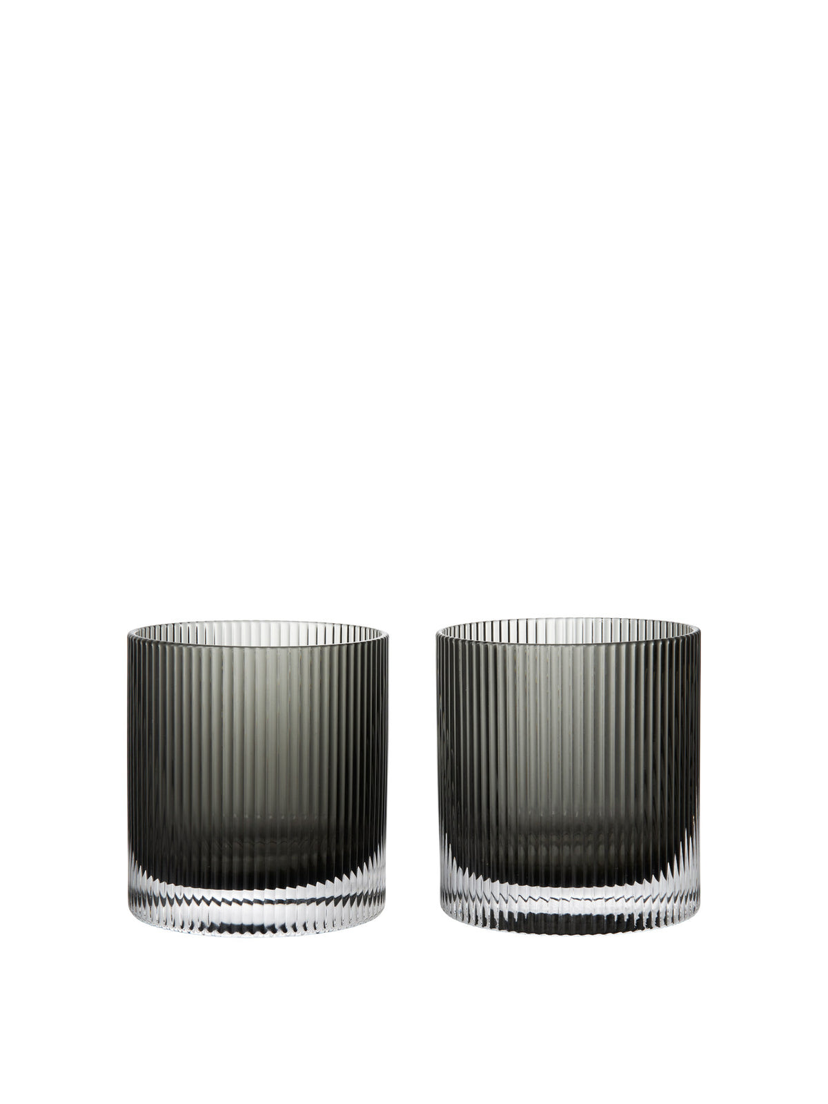 Zwei Tumbler-Gläser aus mundgeblasenem Glas in Blush mit geriffelter Oberfläche und geometrischer Silhouette, Ferm Living Ripple Serie.
