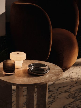 Elegantes Ripple Set aus 2 rauchgrauen Trinkgläsern von Ferm Living, ideal für stilvolle Getränkepräsentation.