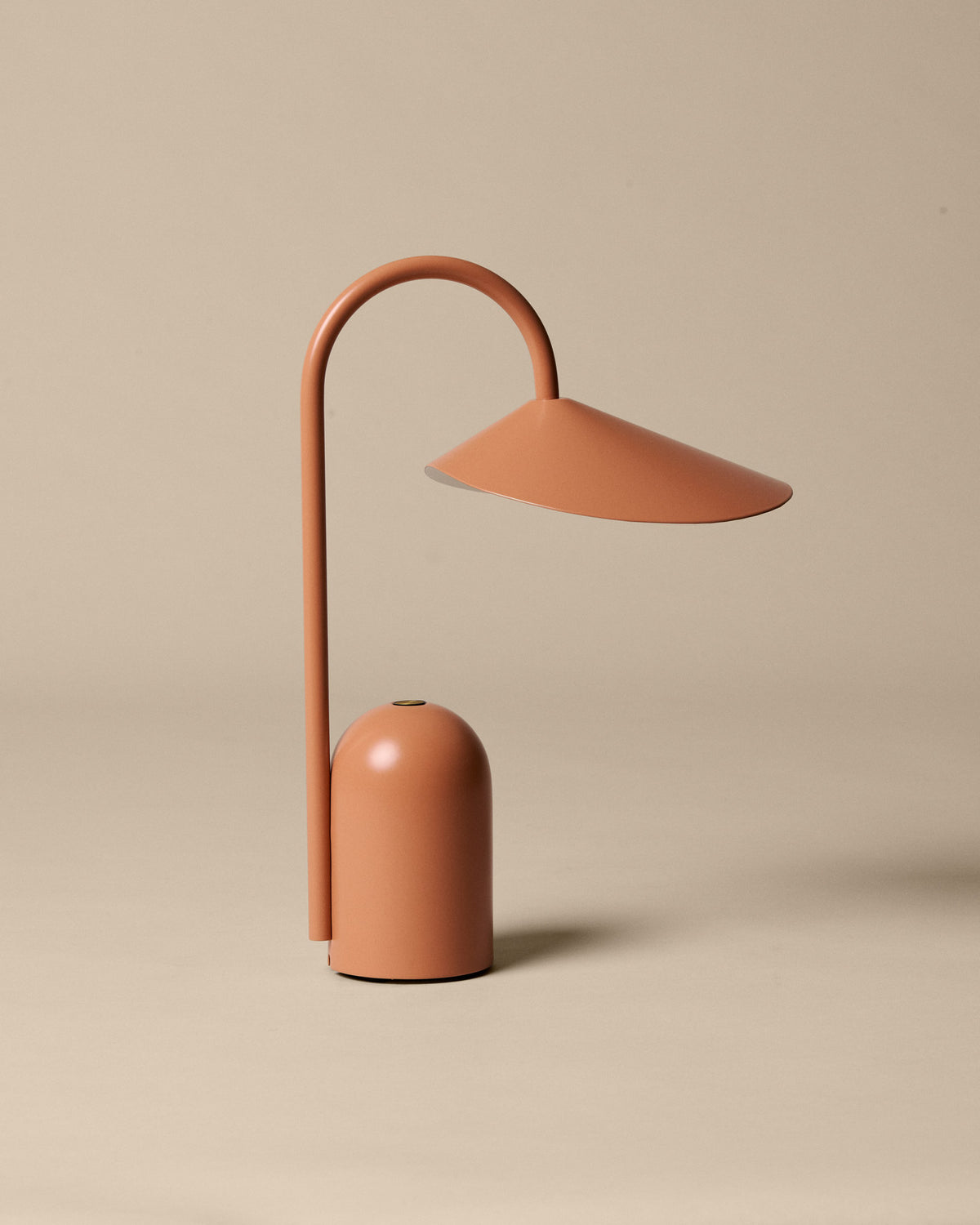 Arum portable Tischleuchte in Siena präsentiert im Onlineshop von KAQTU Design AG. Tischleuchte ist von Ferm Living