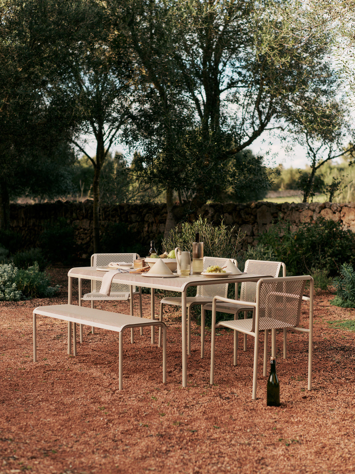 Dapple Stuhl mit Armlehnen in Kaschmir präsentiert im Onlineshop von KAQTU Design AG. Gartenstuhl mit Armlehnen ist von Ferm Living