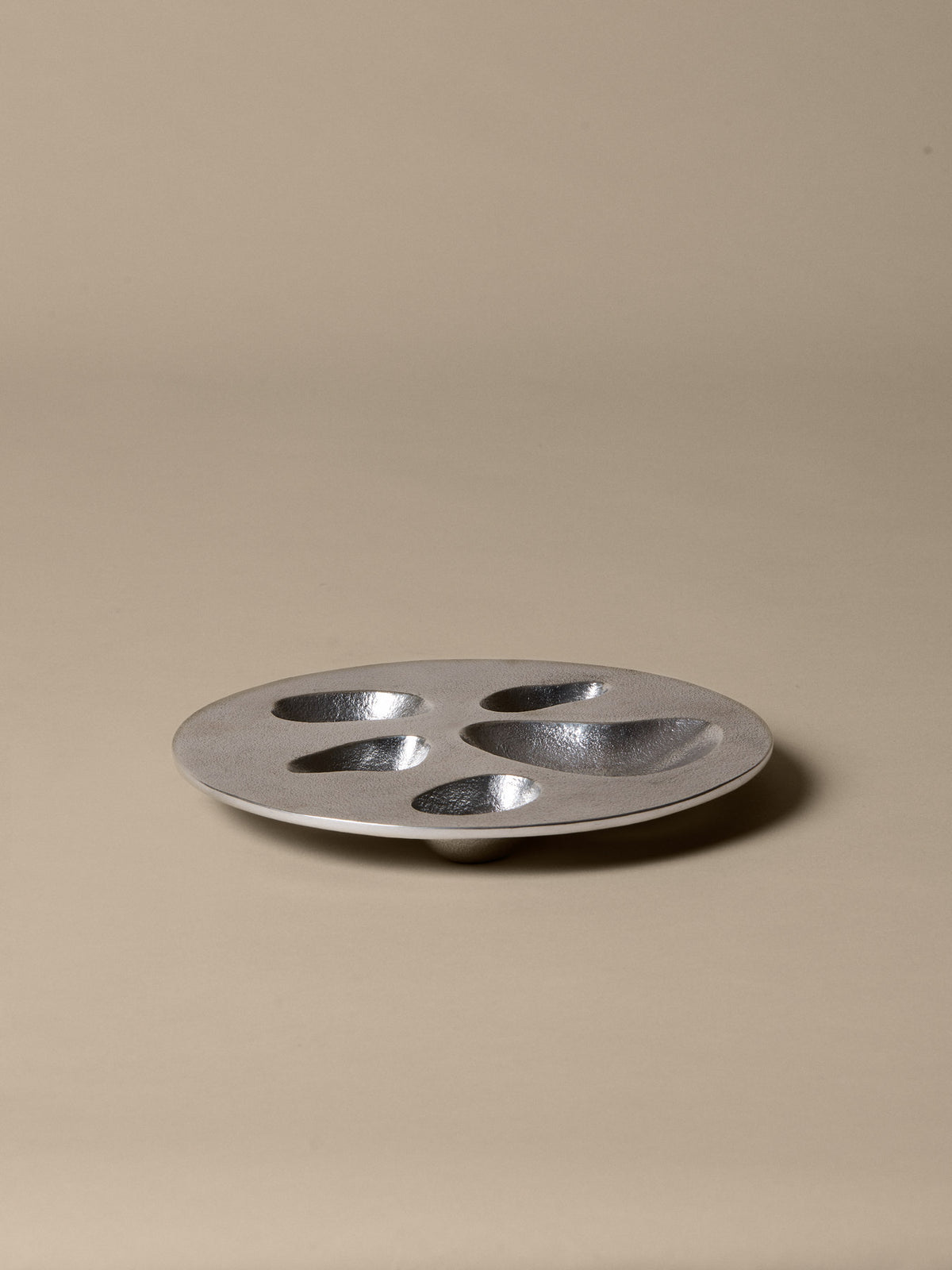 Niche Schale in Aluminium präsentiert im Onlineshop von KAQTU Design AG. Schale ist von Ferm Living