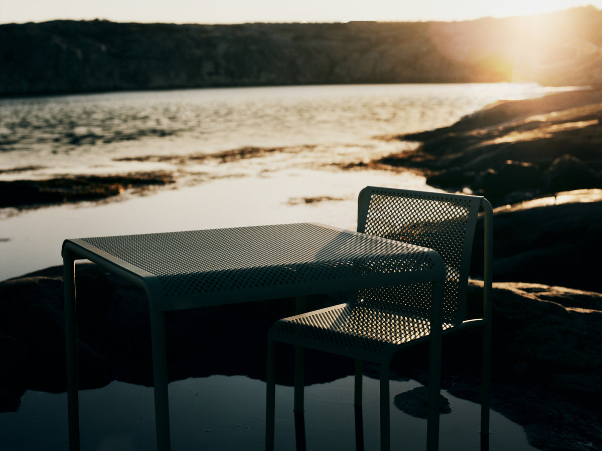 Dapple Stuhl in Teegrün präsentiert im Onlineshop von KAQTU Design AG. Gartenstuhl ist von Ferm Living