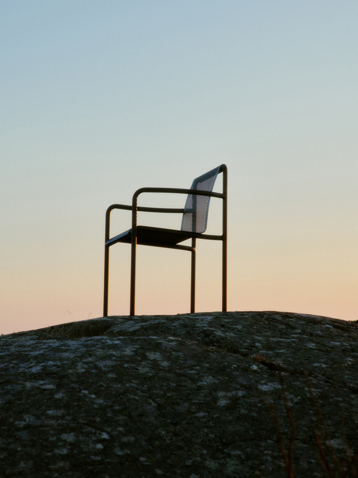 Dapple Stuhl mit Armlehnen in Dunkle Schokolade präsentiert im Onlineshop von KAQTU Design AG. Gartenstuhl mit Armlehnen ist von Ferm Living