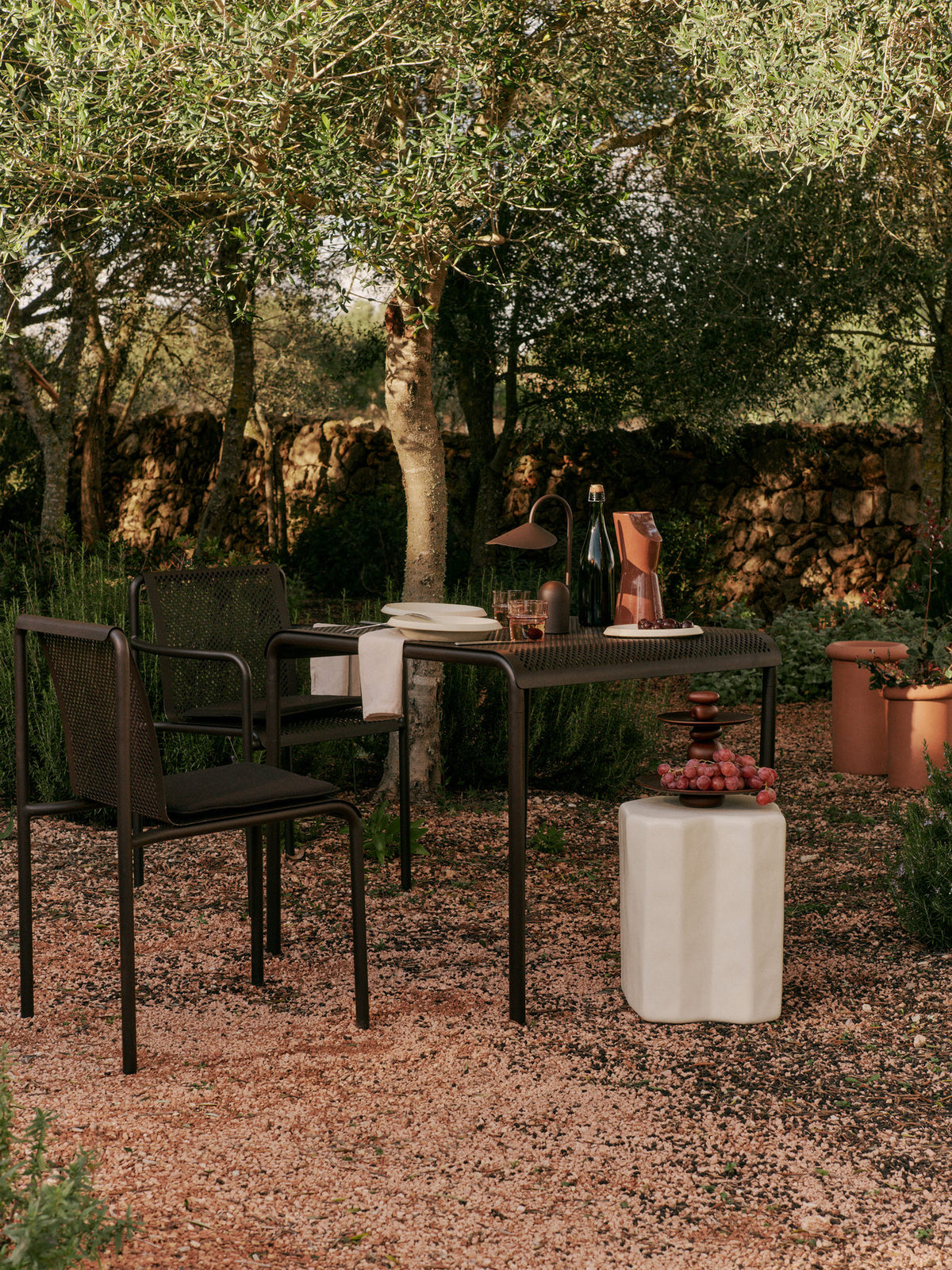 Dapple Stuhl mit Armlehnen in Dunkle Schokolade präsentiert im Onlineshop von KAQTU Design AG. Gartenstuhl mit Armlehnen ist von Ferm Living