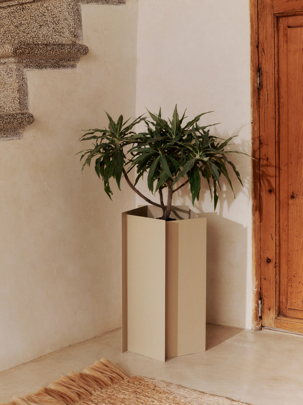 Fragma Pflanzgefäss in Kaschmir präsentiert im Onlineshop von KAQTU Design AG. Pflanzentopf Outdoor ist von Ferm Living