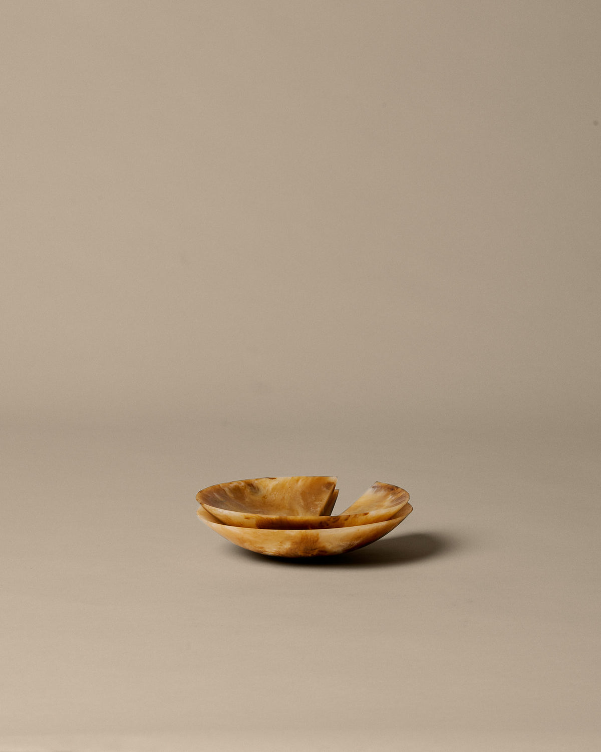 Sol Salatbesteck Set aus 2 in Sugar Kelp präsentiert im Onlineshop von KAQTU Design AG. Salatzubehör ist von Ferm Living